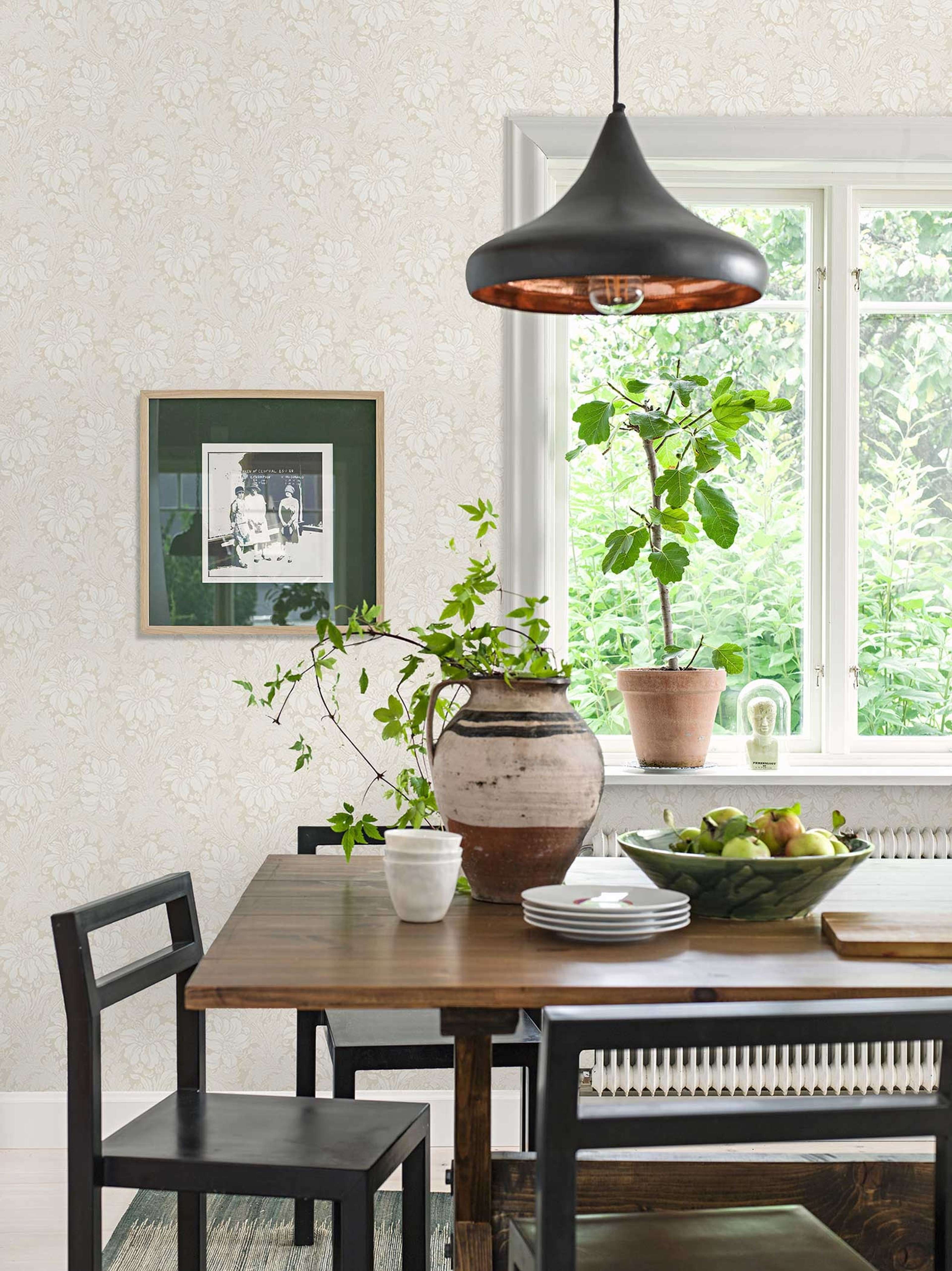 Acanthus från Boråstapeter i beige och multifärg. Från kollektionen Vårt Arkiv.