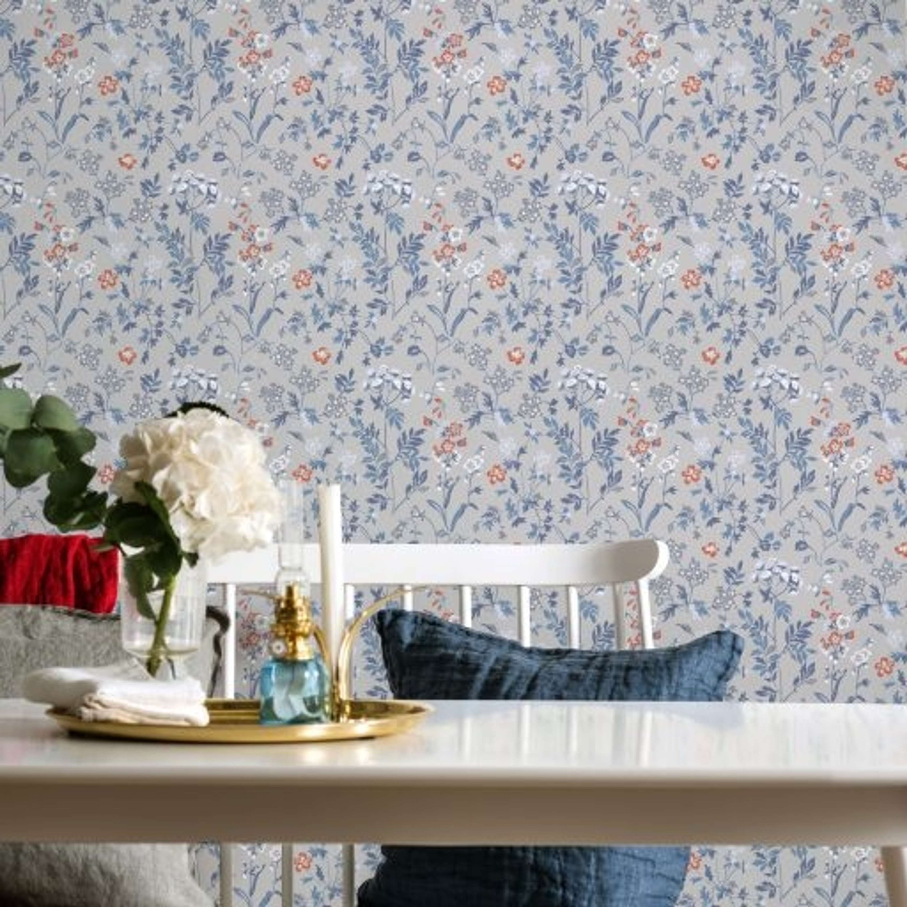 Juni, Blå tapet från duro med blommigt mönster i grå och blå. Från kollektionen Natur. Nonwoven-material med rak passning. Country-stil.