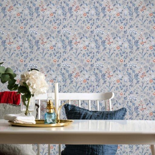 Juni, Blå tapet från duro med blommigt mönster i grå och blå. Från kollektionen Natur. Nonwoven-material med rak passning. Country-stil.