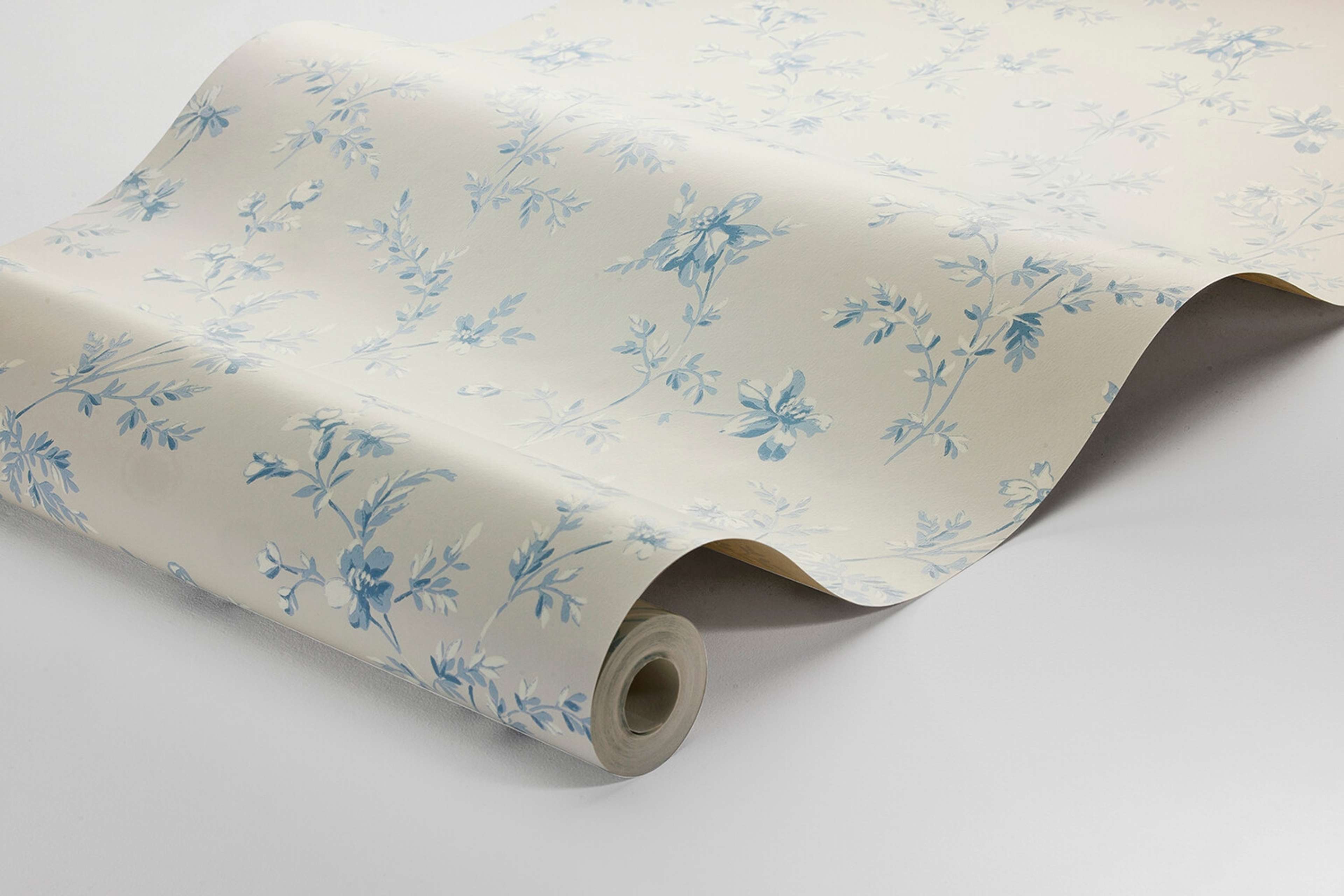 Ängsblomma tapet med blommigt mönster i blå och beige. Från kollektionen timeless traditions. Nonwoven-material med rak passning.