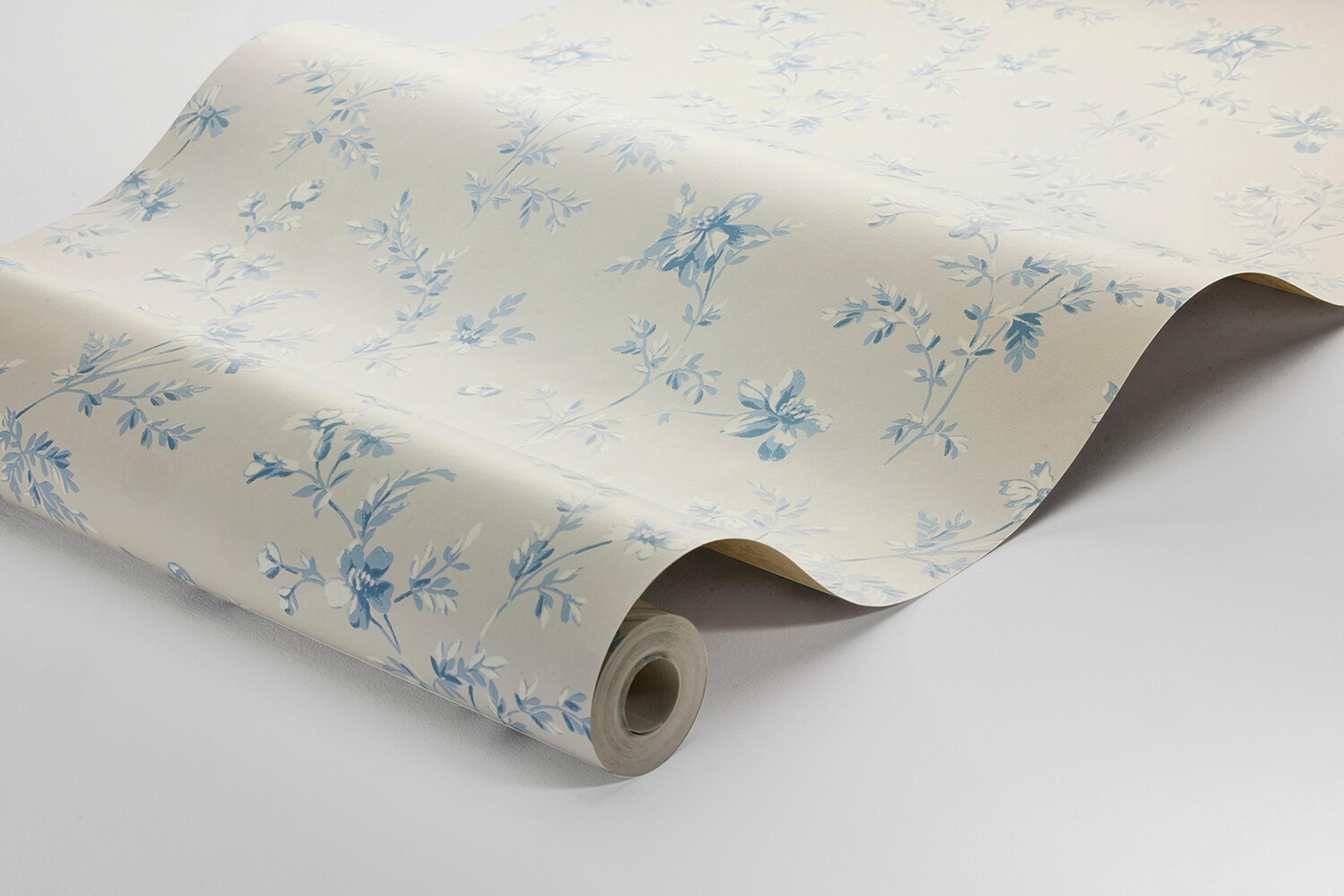 Ängsblomma tapet med blommigt mönster i blå och beige. Från kollektionen timeless traditions. Nonwoven-material med rak passning.