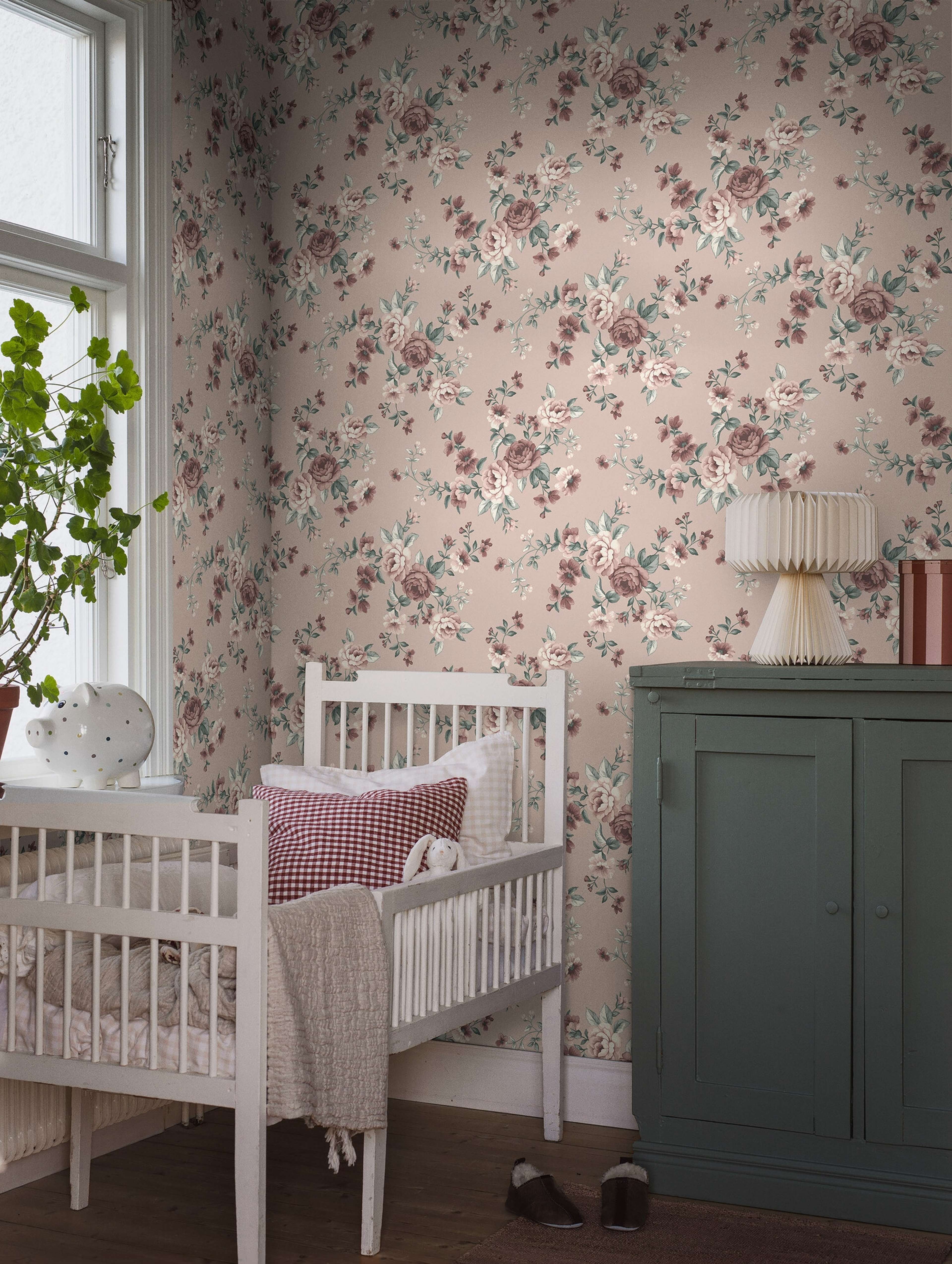 Nomi rosa, tapet tapet med blommigt, barnrum mönster i rosa. Från kollektionen Newbie II Wallpaper. Nonwoven-material med rak passning. Passar i sovrum och barnrum.