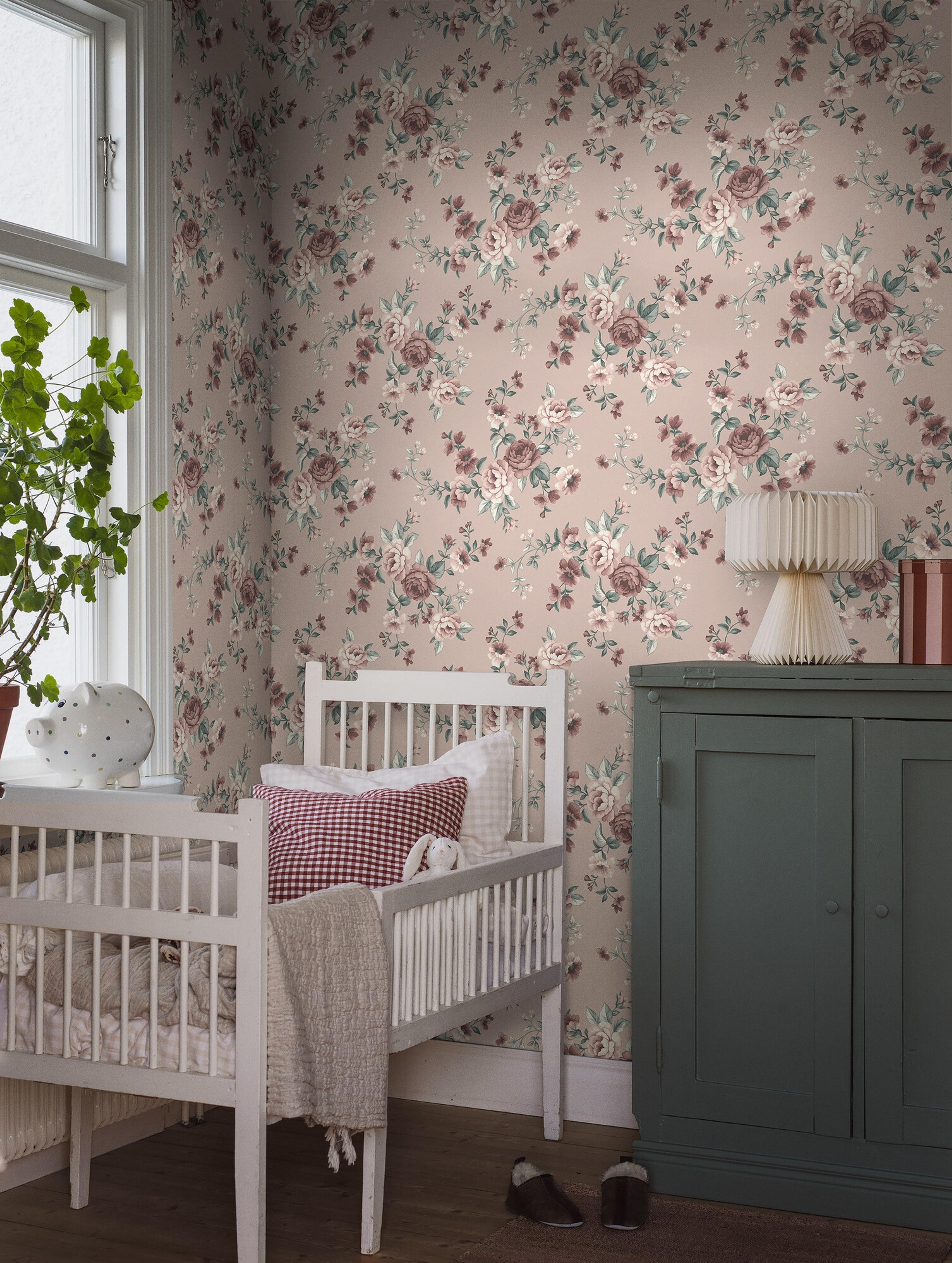 Nomi rosa, tapet tapet med blommigt, barnrum mönster i rosa. Från kollektionen Newbie II Wallpaper. Nonwoven-material med rak passning. Passar i sovrum och barnrum.