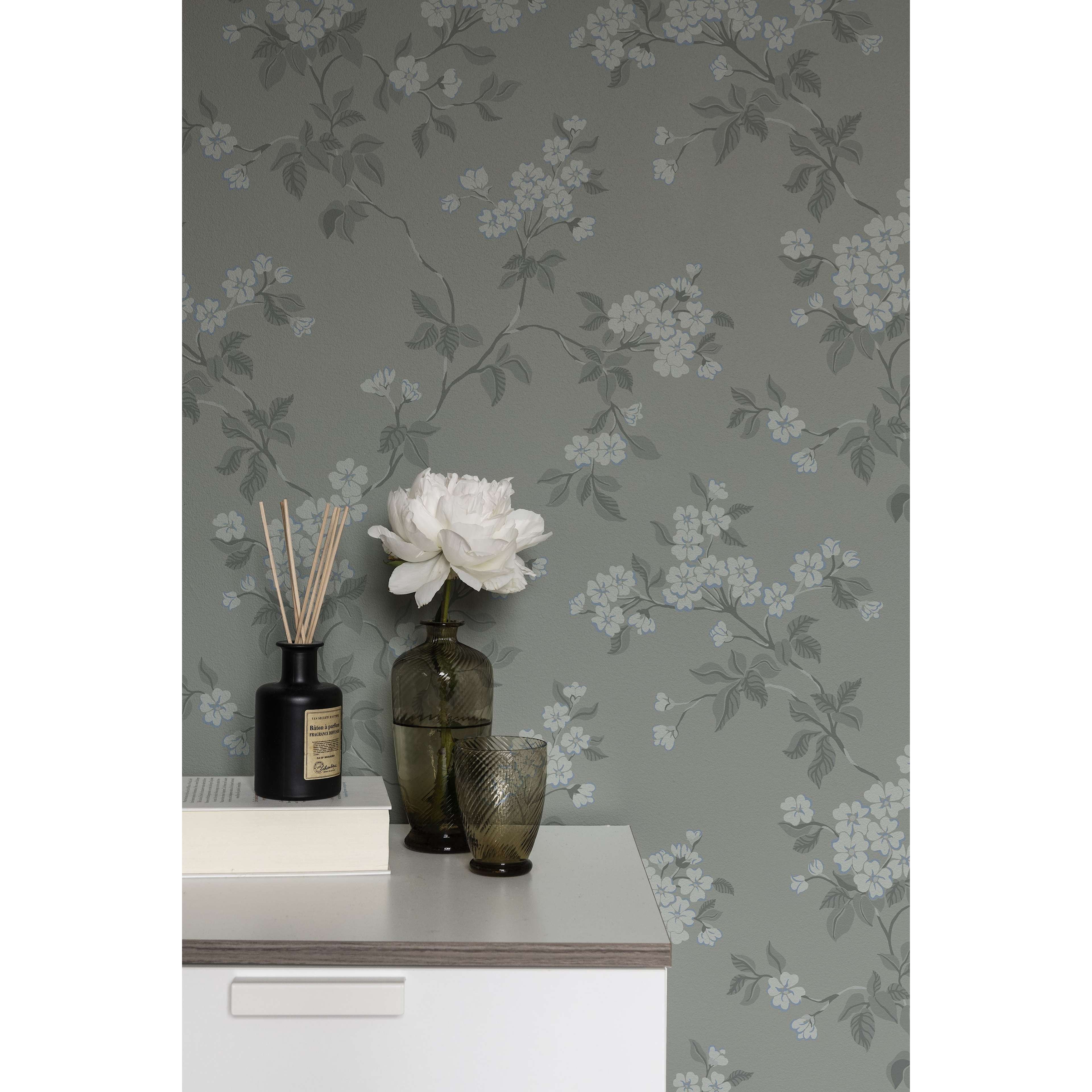 Karin, grå tapet med blommigt mönster i grå. Från kollektionen Blommor & Blad. Nonwoven-material med förskjuten passning.