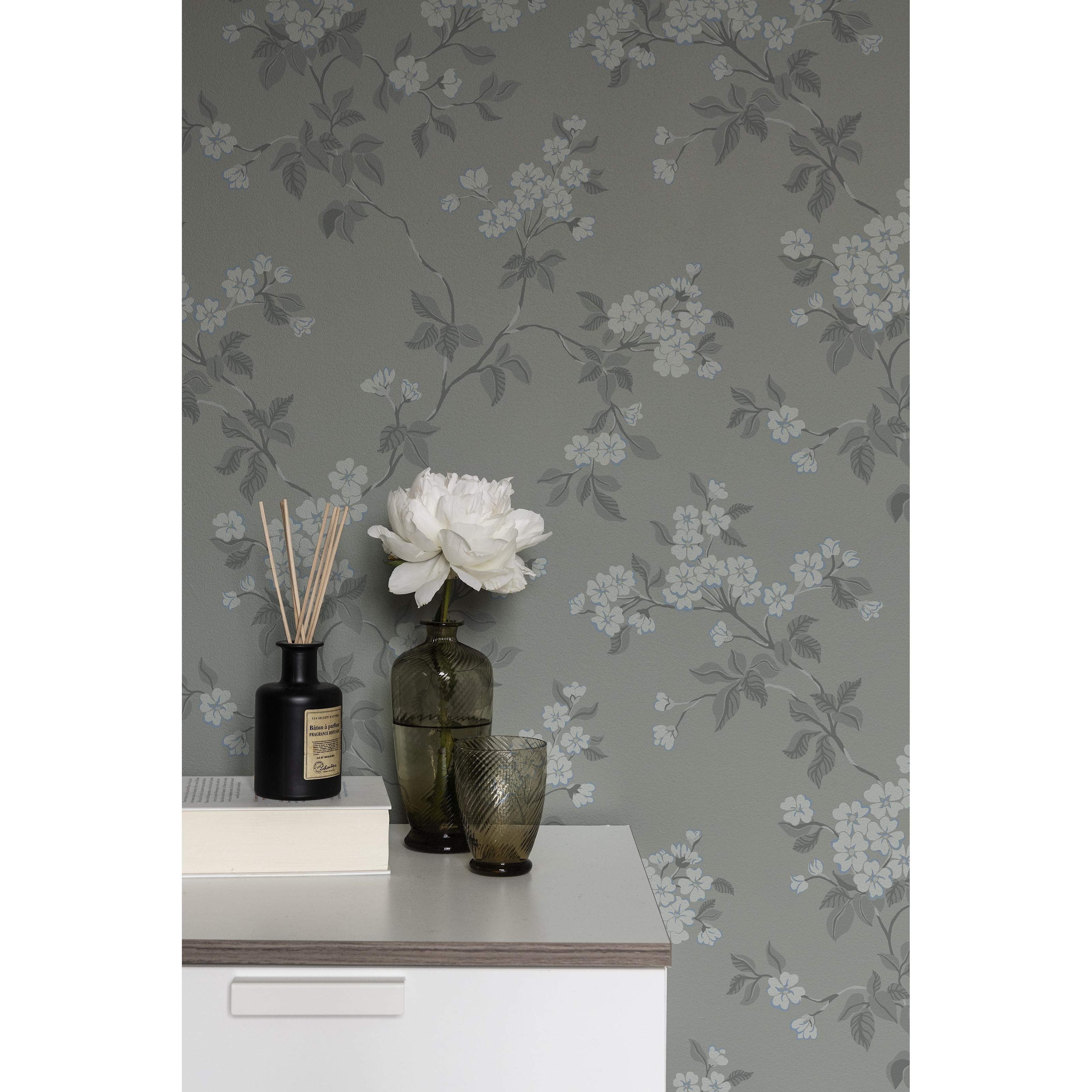 Karin, grå tapet med blommigt mönster i grå. Från kollektionen Blommor & Blad. Nonwoven-material med förskjuten passning.