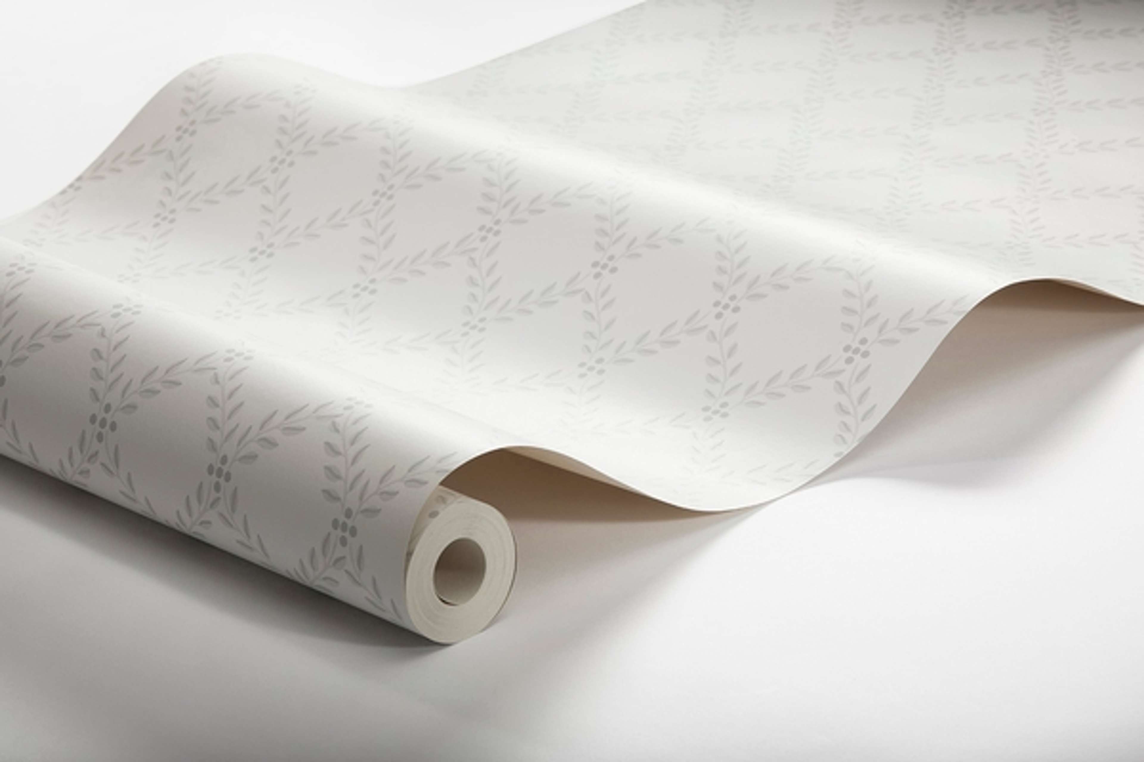 Trellis Leaves, vit/ljusgrå tapet från Boråstapeter med rutigt, geometriskt, trellis mönster i grå. Från kollektionen Falsterbo III. Nonwoven-material med rak passning.