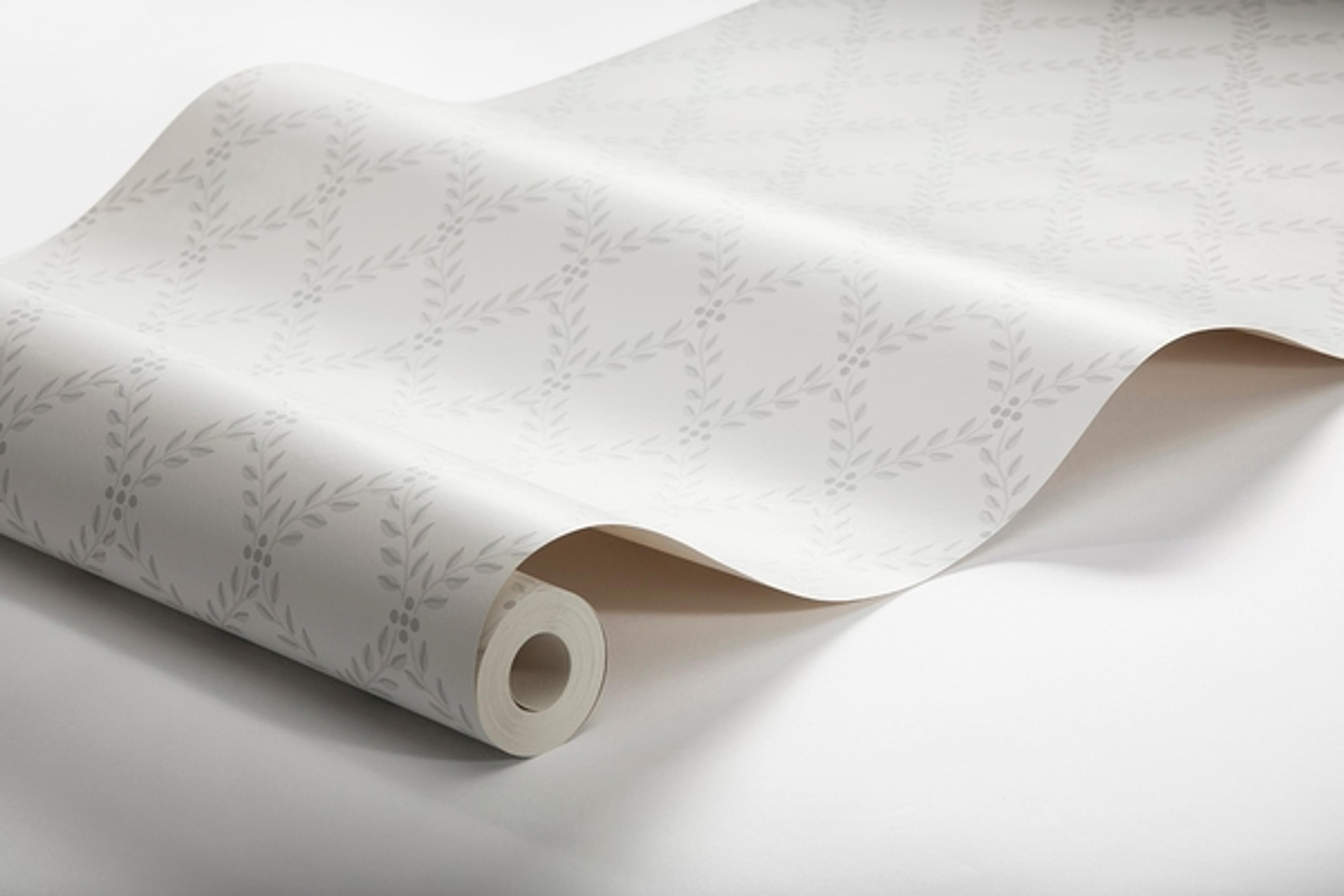 Trellis Leaves, vit/ljusgrå tapet från Boråstapeter med rutigt, geometriskt, trellis mönster i grå. Från kollektionen Falsterbo III. Nonwoven-material med rak passning.