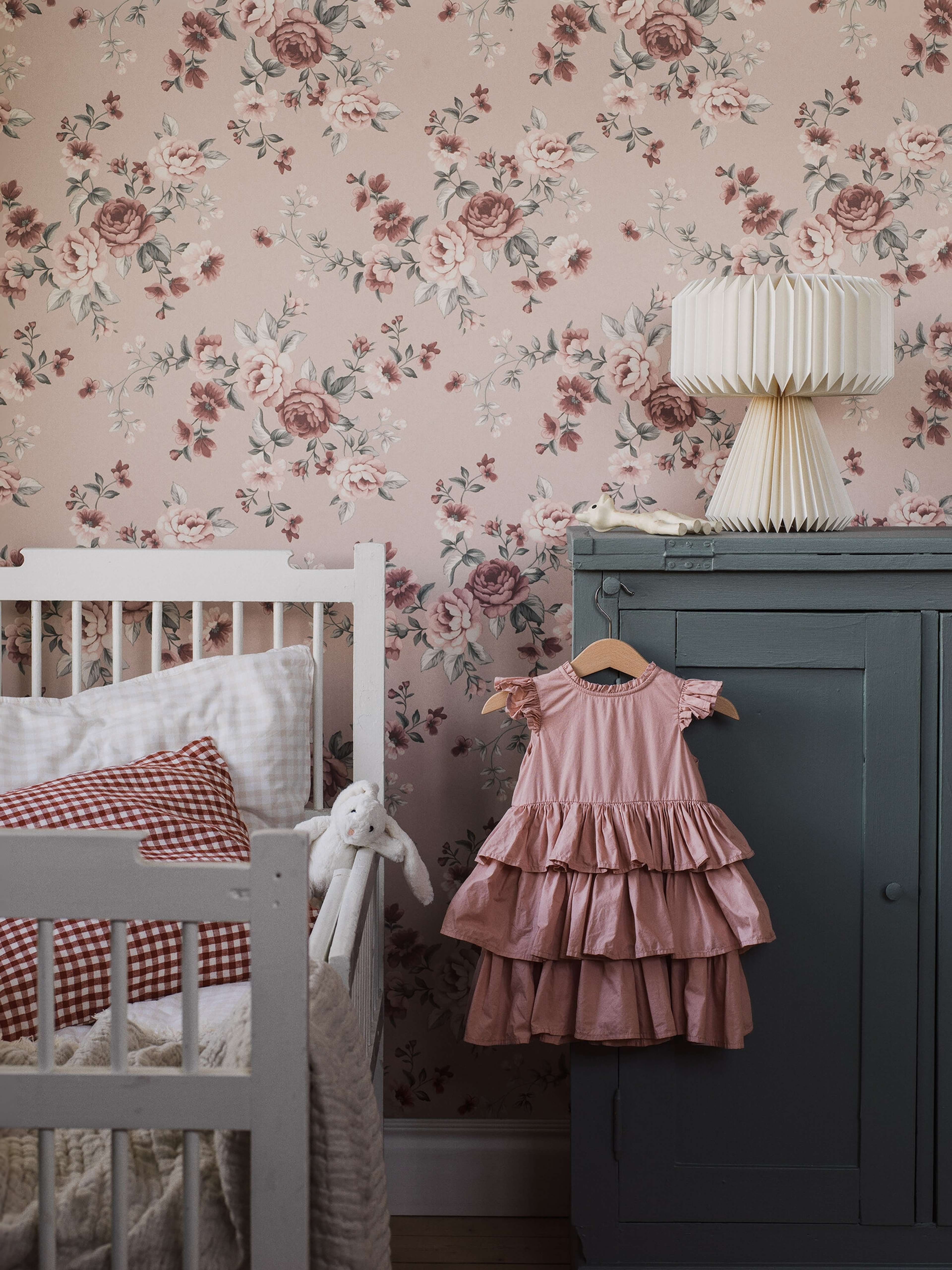 Nomi rosa, tapet tapet med blommigt, barnrum mönster i rosa. Från kollektionen Newbie II Wallpaper. Nonwoven-material med rak passning. Passar i sovrum och barnrum.
