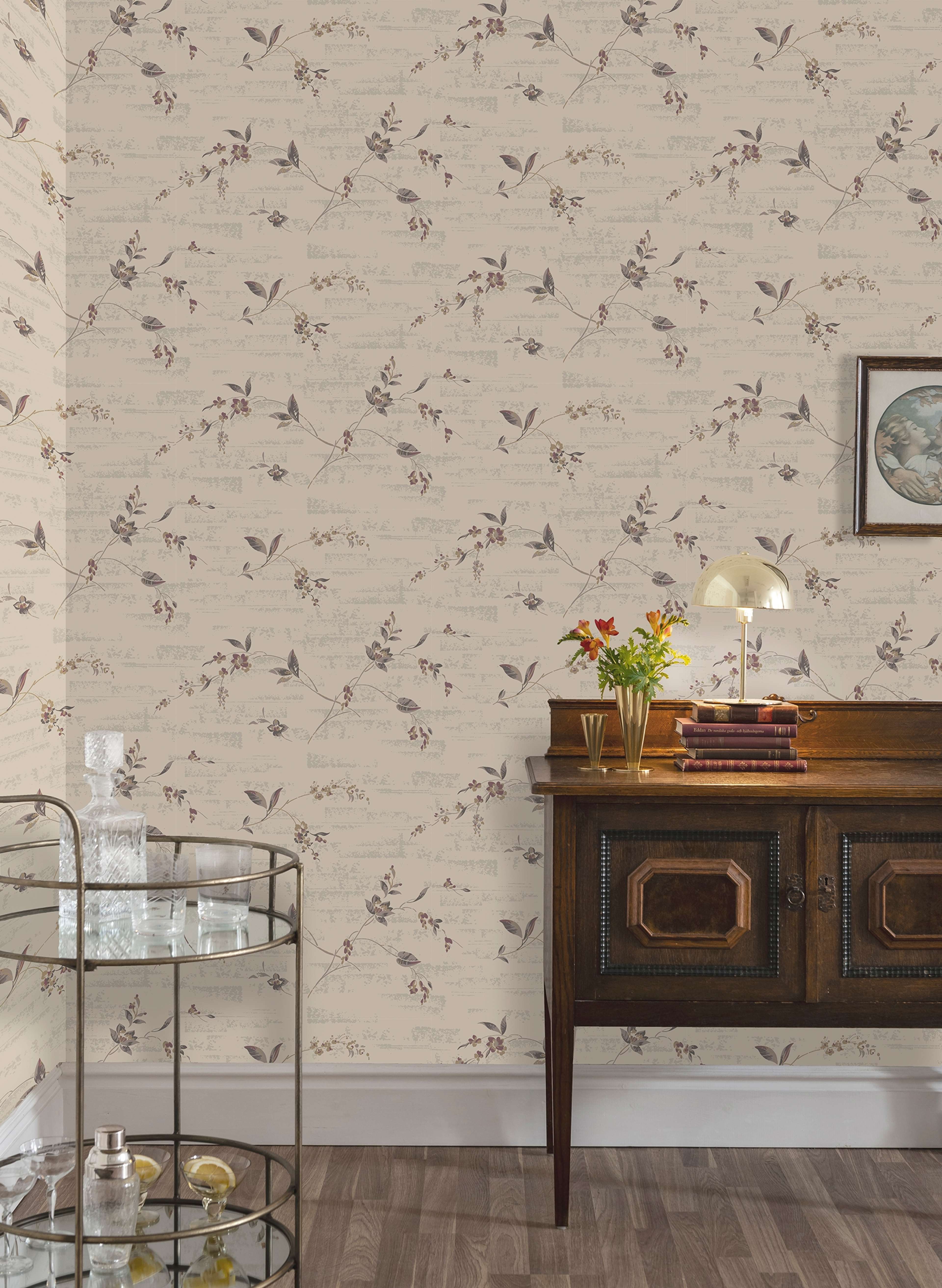 Duro 1939, Beige tapet från duro med blommigt mönster i beige. Från kollektionen Gammalsvenska QuickUp. Nonwoven-material med förskjuten passning.