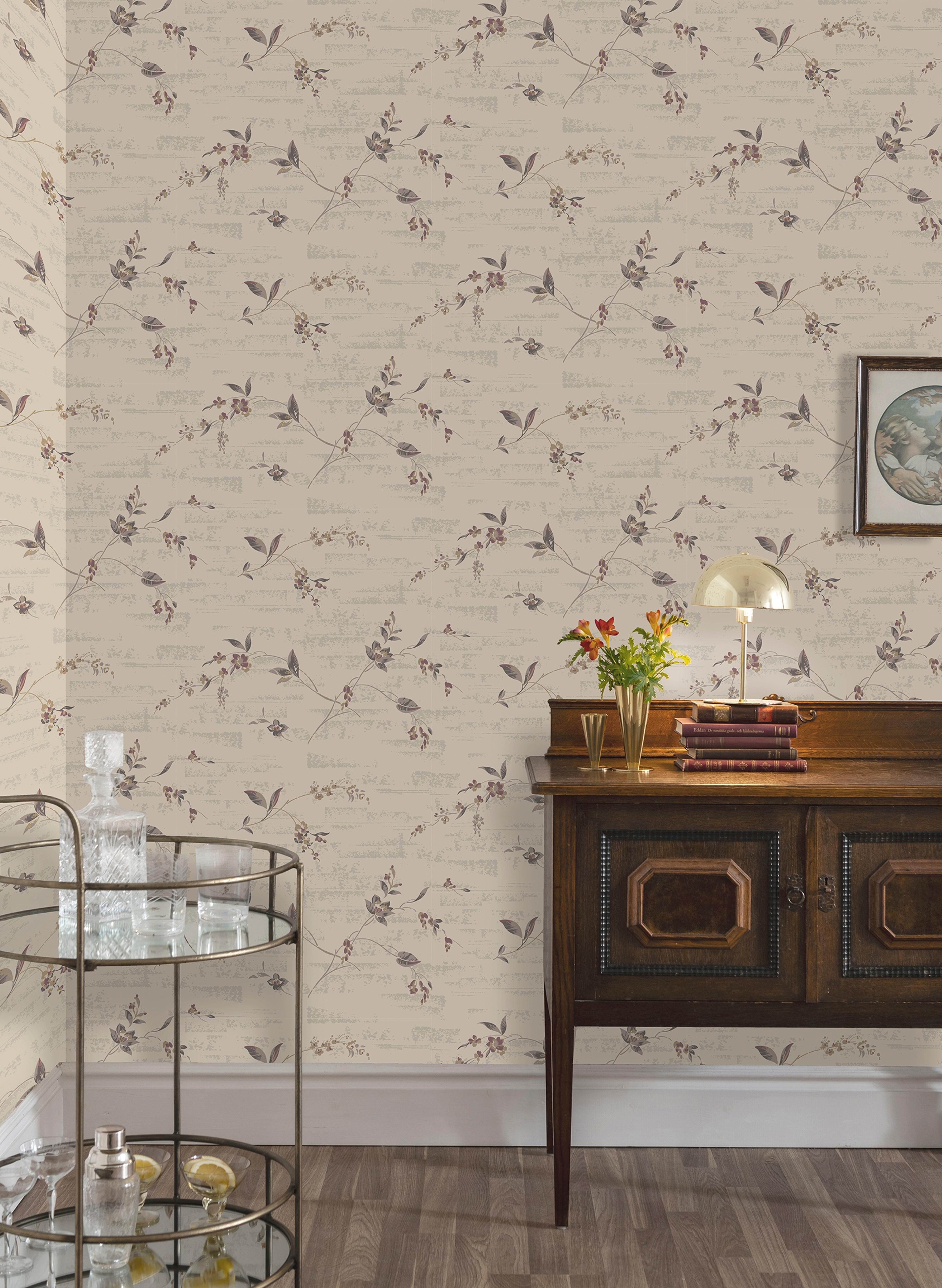 Duro 1939, Beige tapet från duro med blommigt mönster i beige. Från kollektionen Gammalsvenska QuickUp. Nonwoven-material med förskjuten passning.
