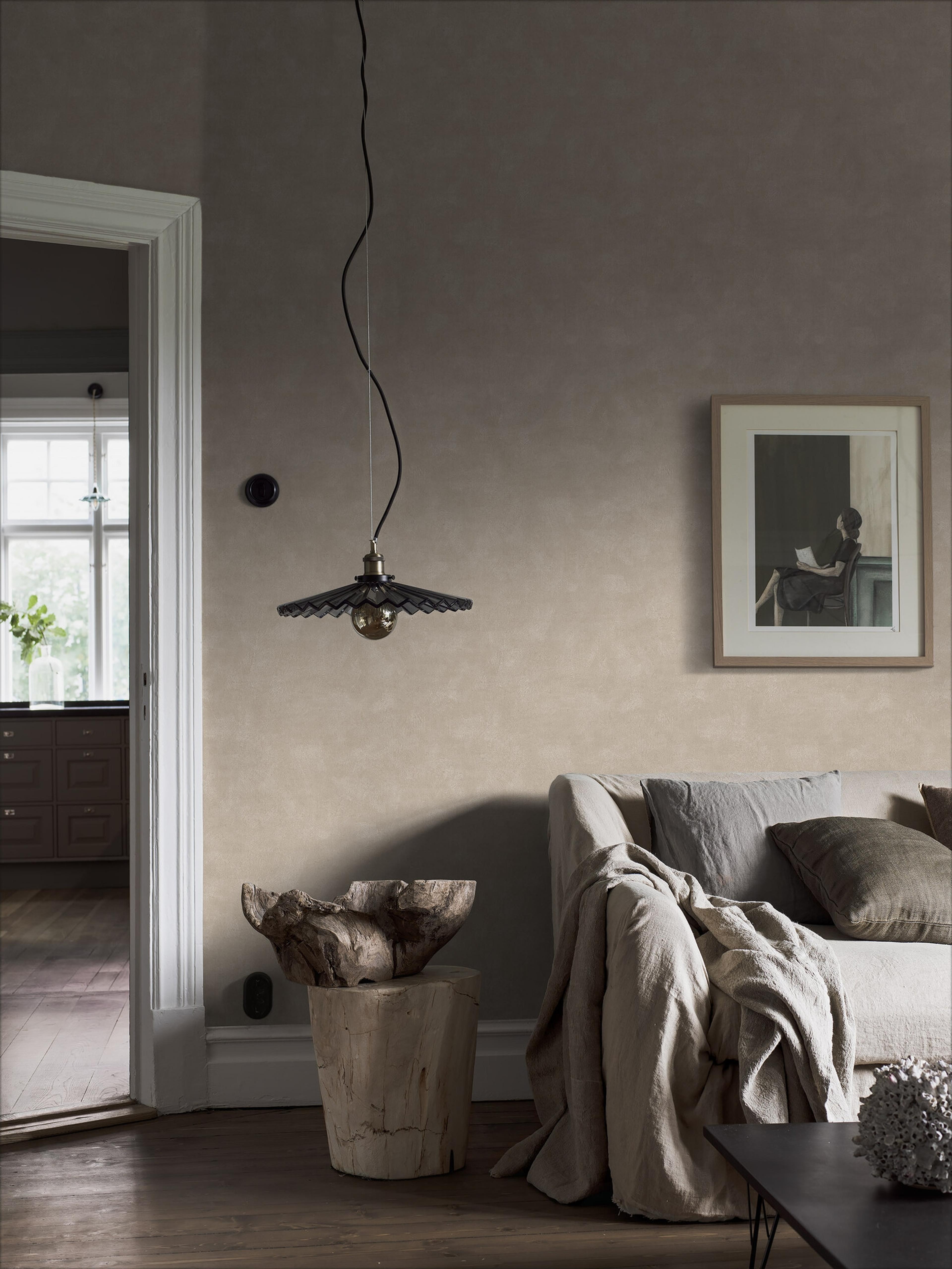 Shades Sandstone tapet enfärgad i beige. Från kollektionen shades. Nonwoven-material. Passar i hall.
