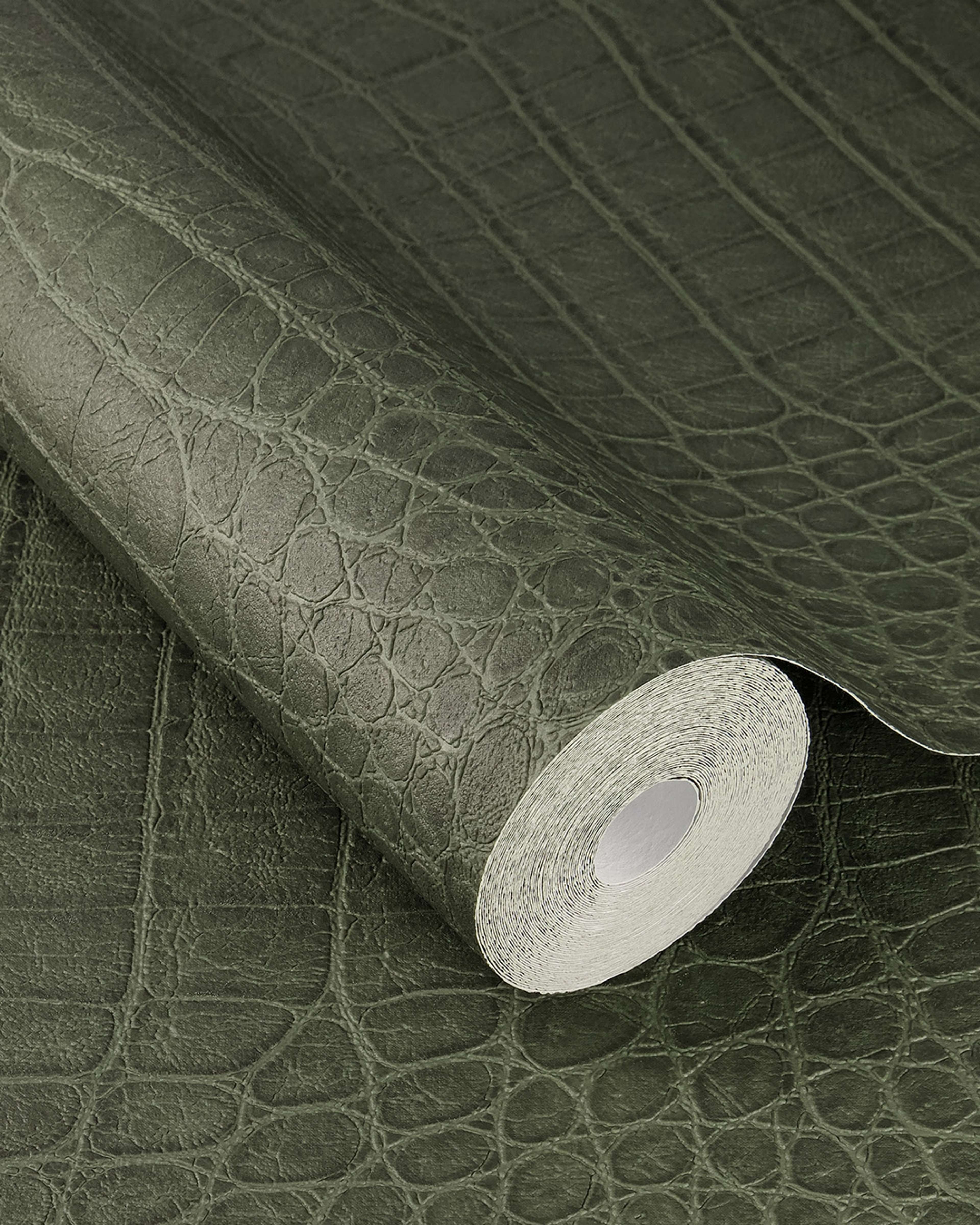 Serengeti 751352 tapet med djur mönster i grön. Från kollektionen Serengeti. Nonwoven-material med förskjuten passning. Passar i vardagsrum och matsal.