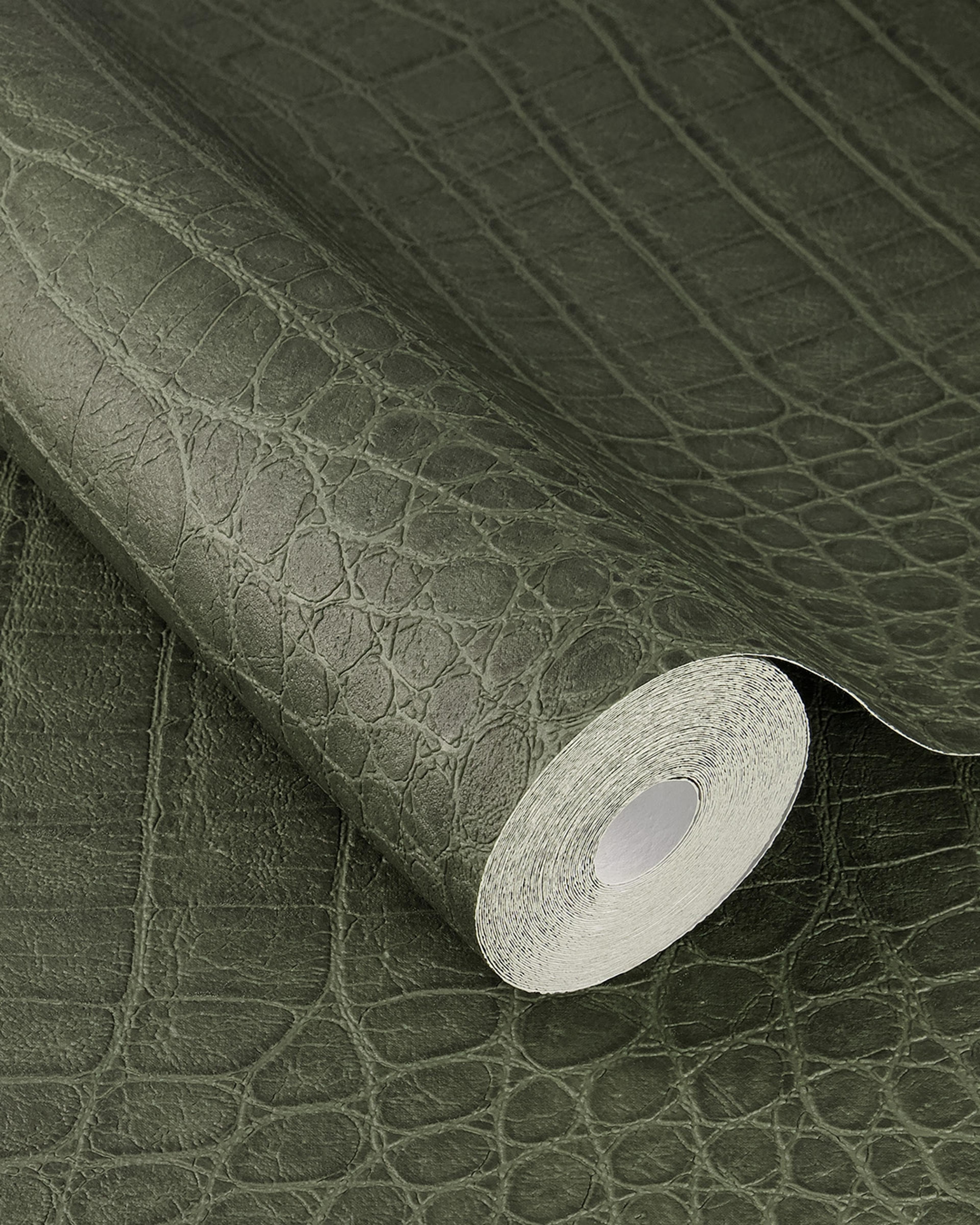 Serengeti 751352 tapet med djur mönster i grön. Från kollektionen Serengeti. Nonwoven-material med förskjuten passning. Passar i vardagsrum och matsal.