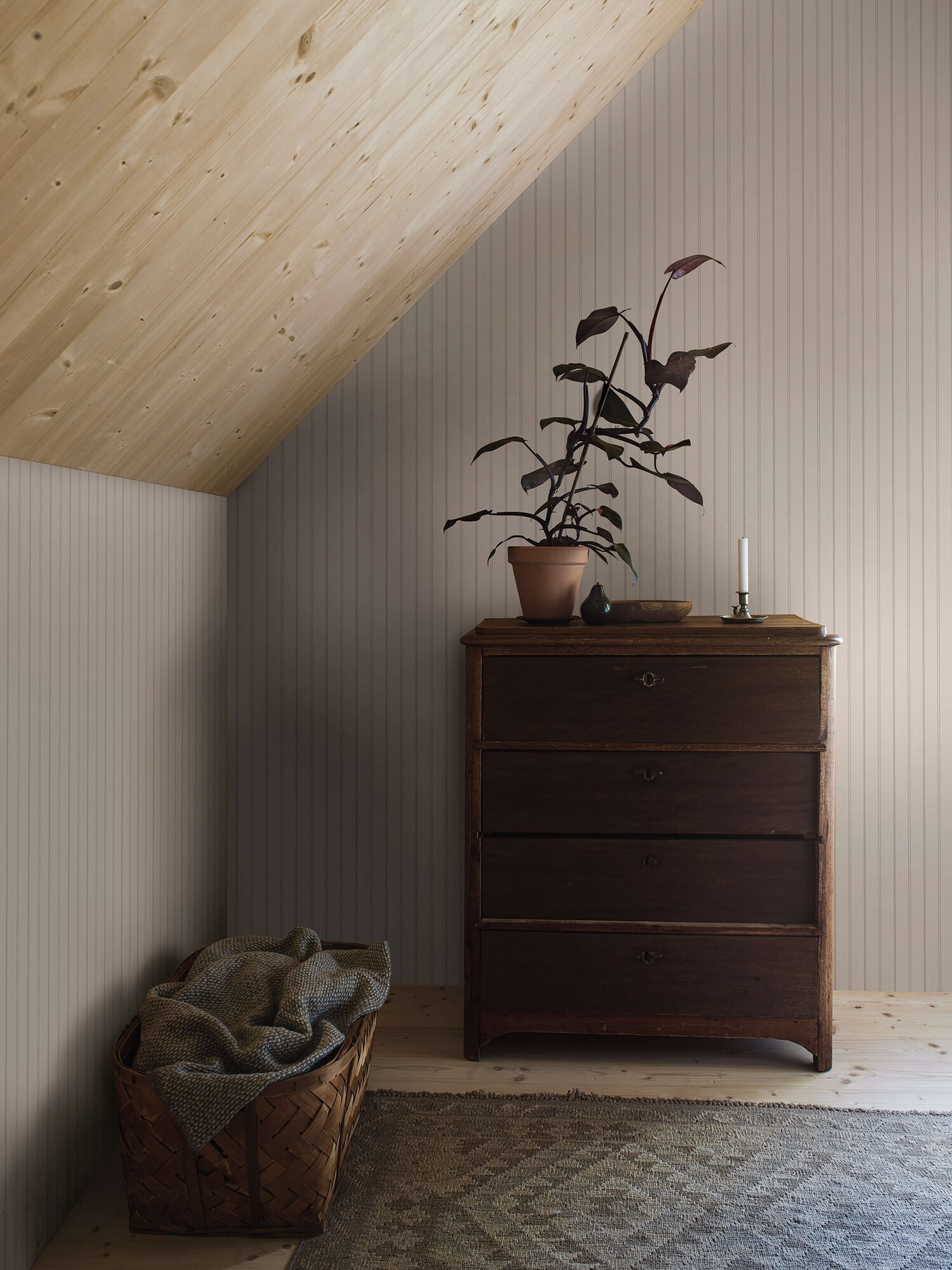 Woodland Stripe tapet med randigt mönster i beige. Från kollektionen Woodland. Nonwoven-material.
