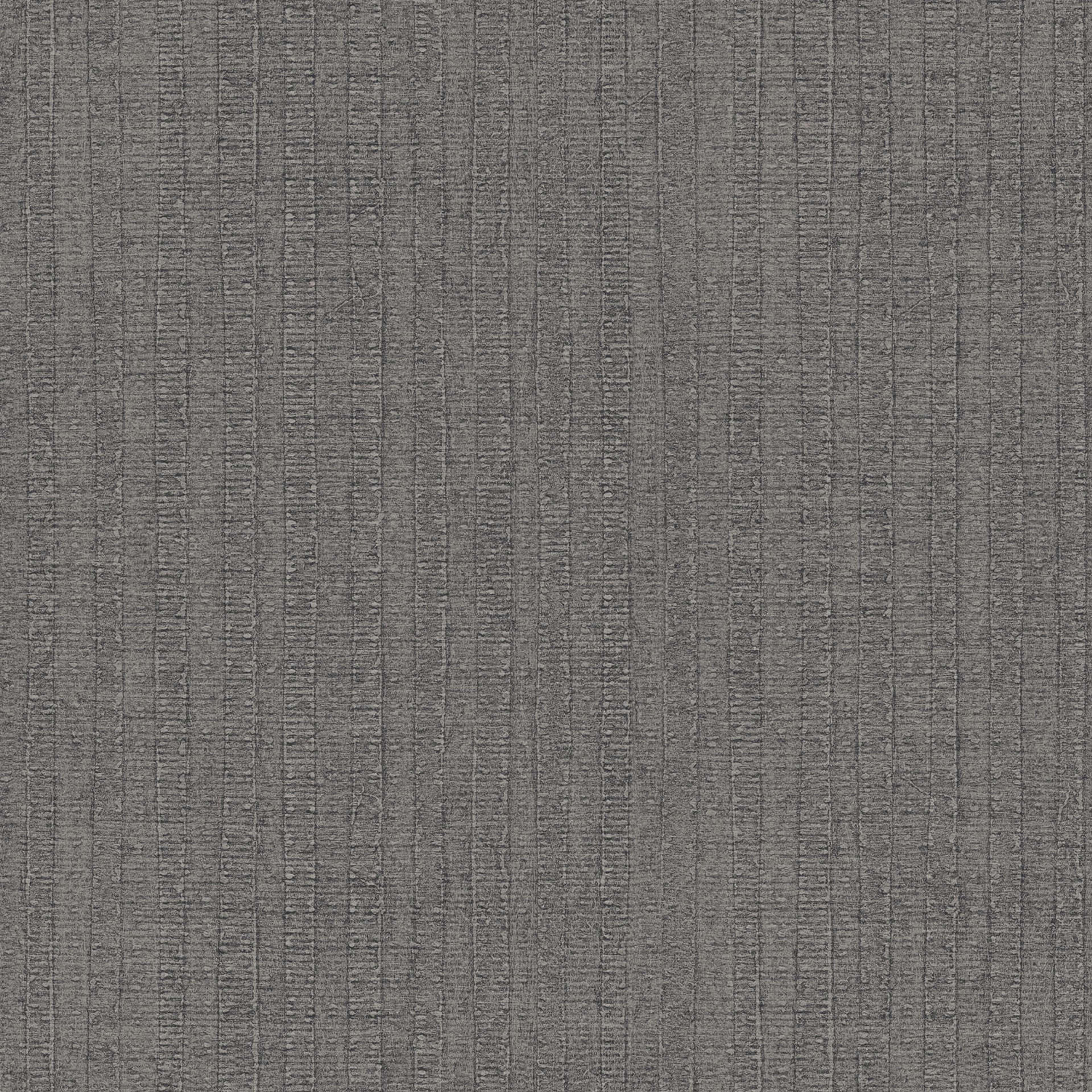 Moss Stripe tapet i grå tapet med randigt mönster i grå. Från kollektionen bazaar. Nonwoven-material med rak passning. Passar i vardagsrum och matsal.