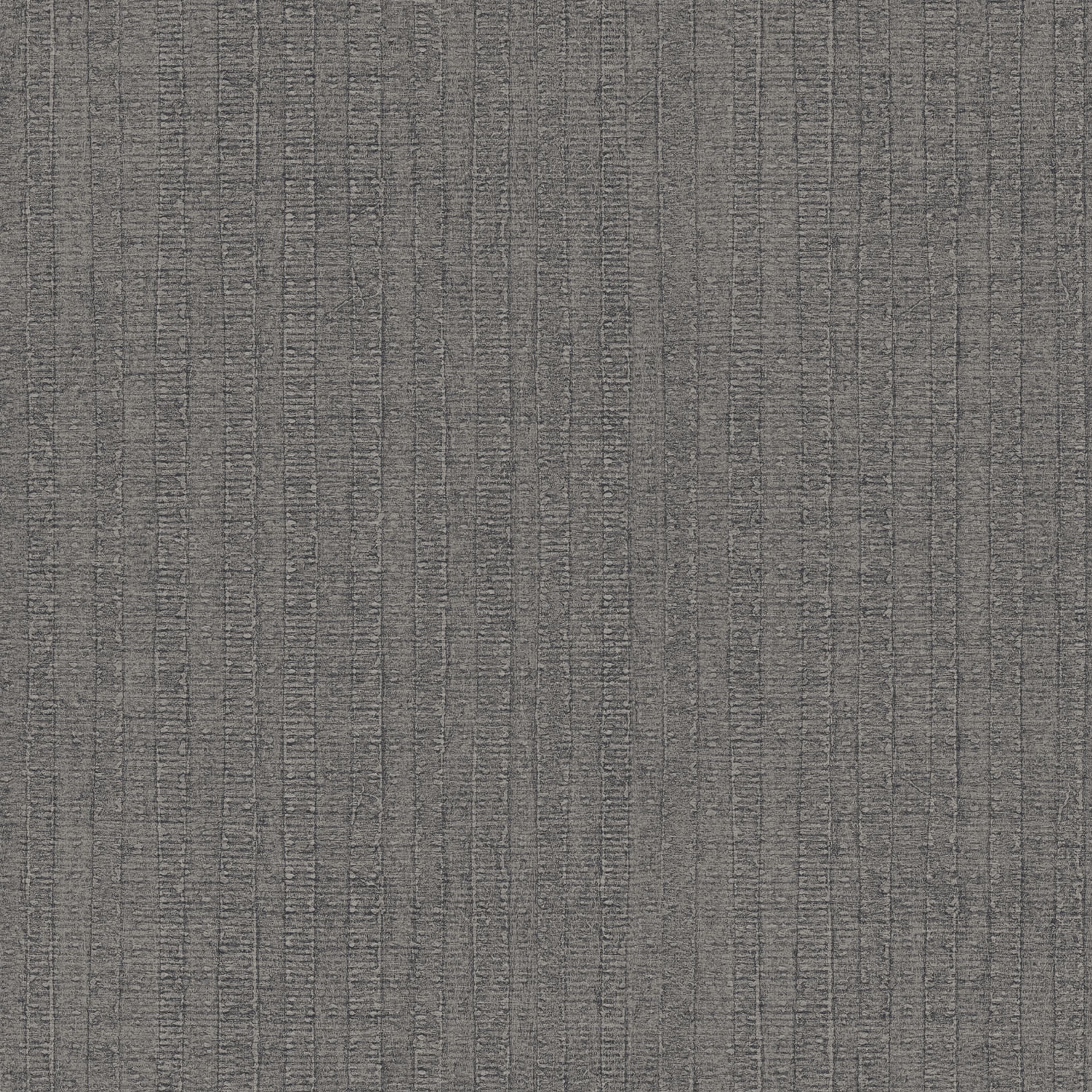 Moss Stripe tapet i grå tapet med randigt mönster i grå. Från kollektionen bazaar. Nonwoven-material med rak passning. Passar i vardagsrum och matsal.