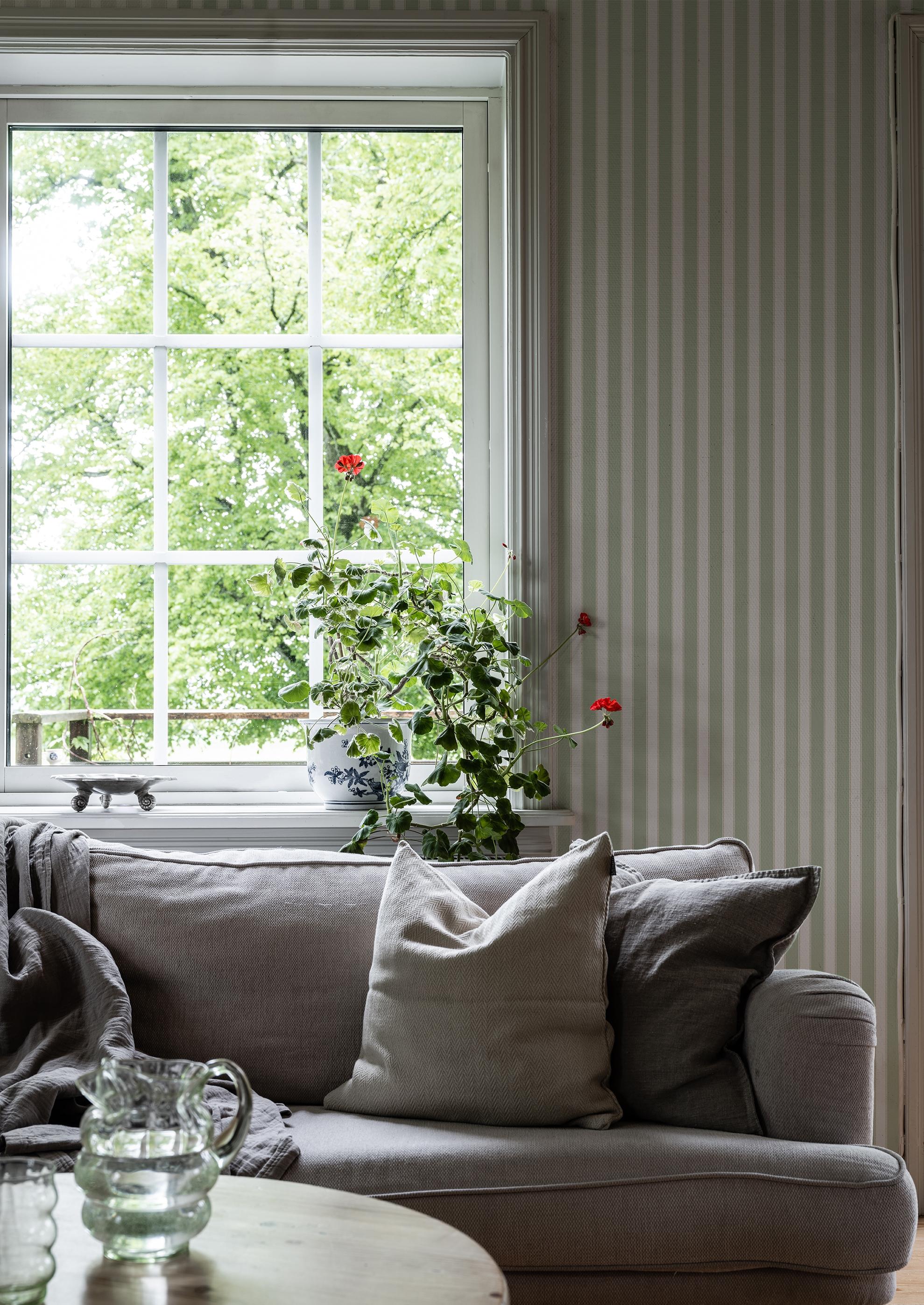 Gottfrid Grön tapet med randigt mönster i grön. Från kollektionen Gammalsvenska klassiker 1850–1950. Nonwoven-material med rak passning.