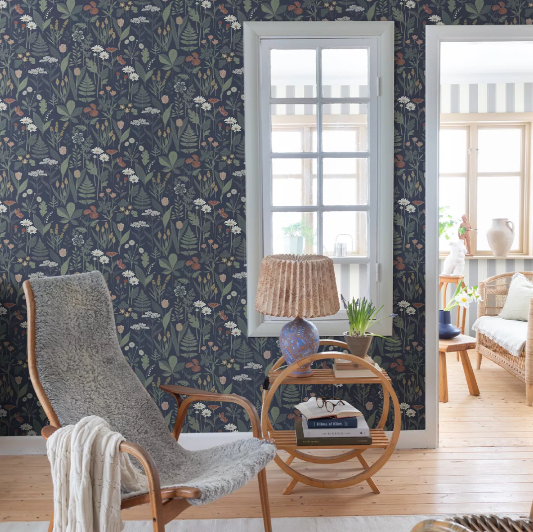 Örtagård tapeter från Midbec i vardagsrum