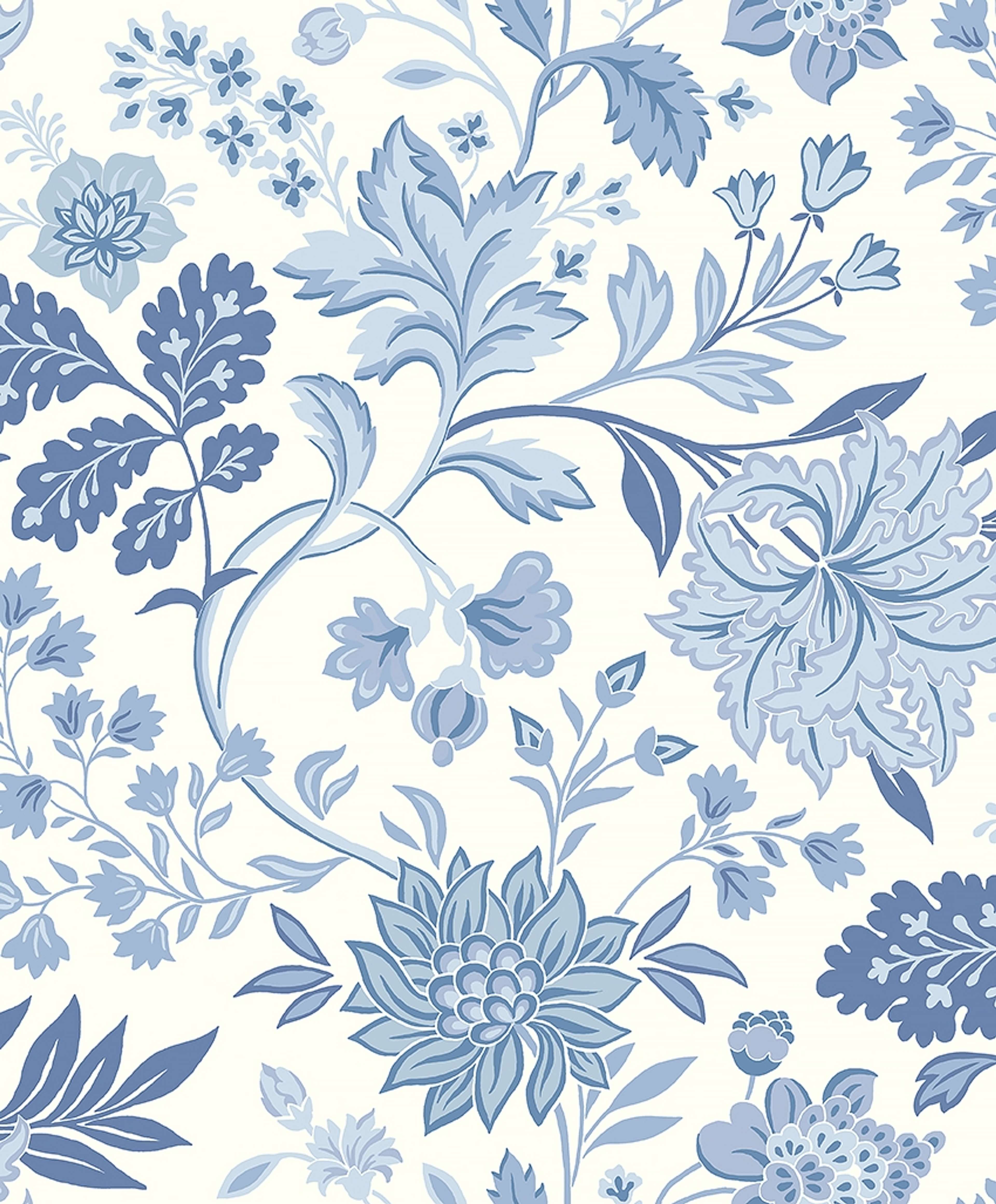 Alicia, tapet tapet med blommigt, naturochlandskap mönster i vit och blå. Från kollektionen Blue & White. Nonwoven-material med förskjuten passning. Passar i vardagsrum.