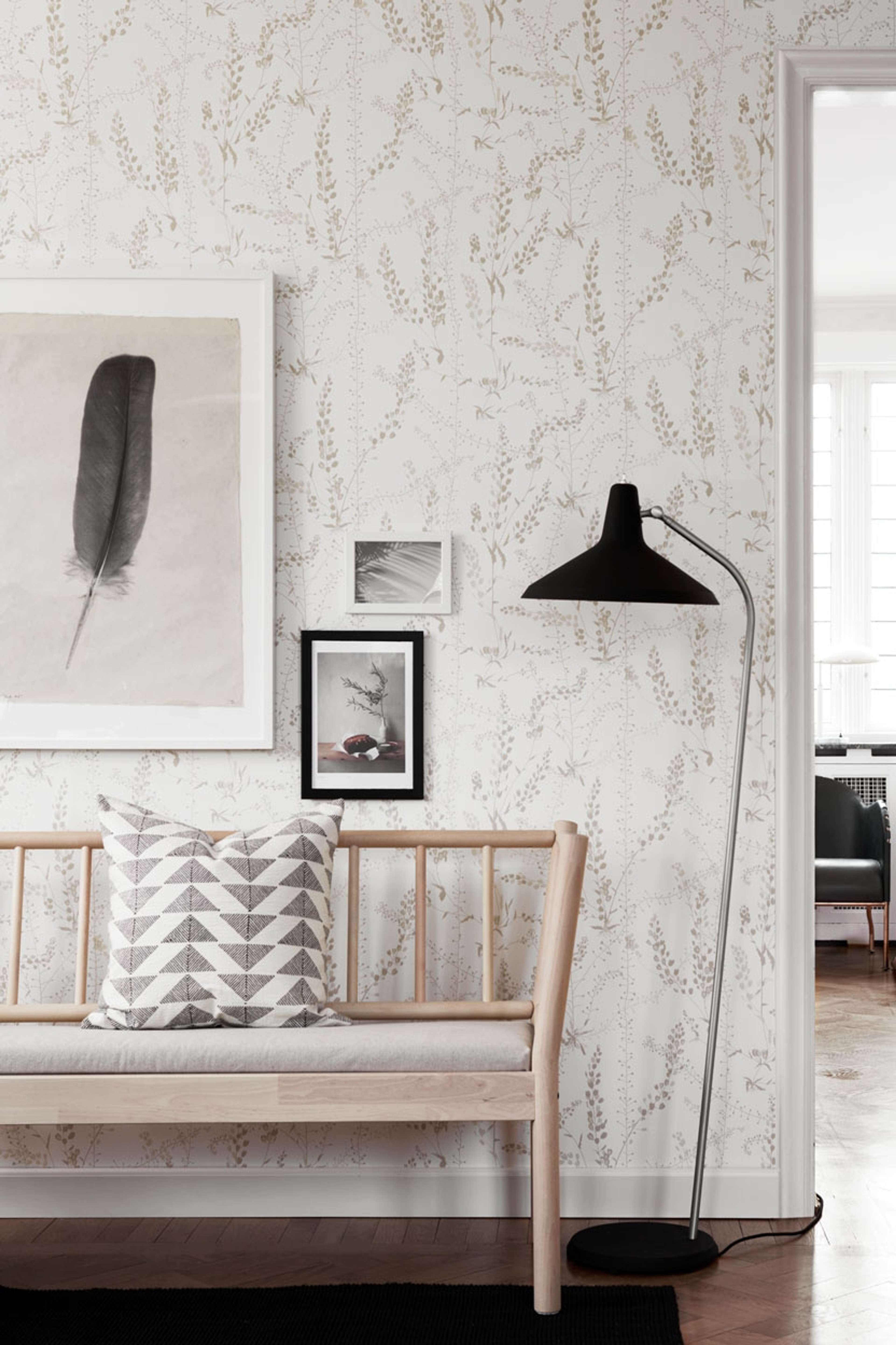 Bladranker tapet från Boråstapeter med botaniskt, retro mönster i vit, brun och beige. Från kollektionen Scandinavian Designers II. Nonwoven-material med förskjuten passning.