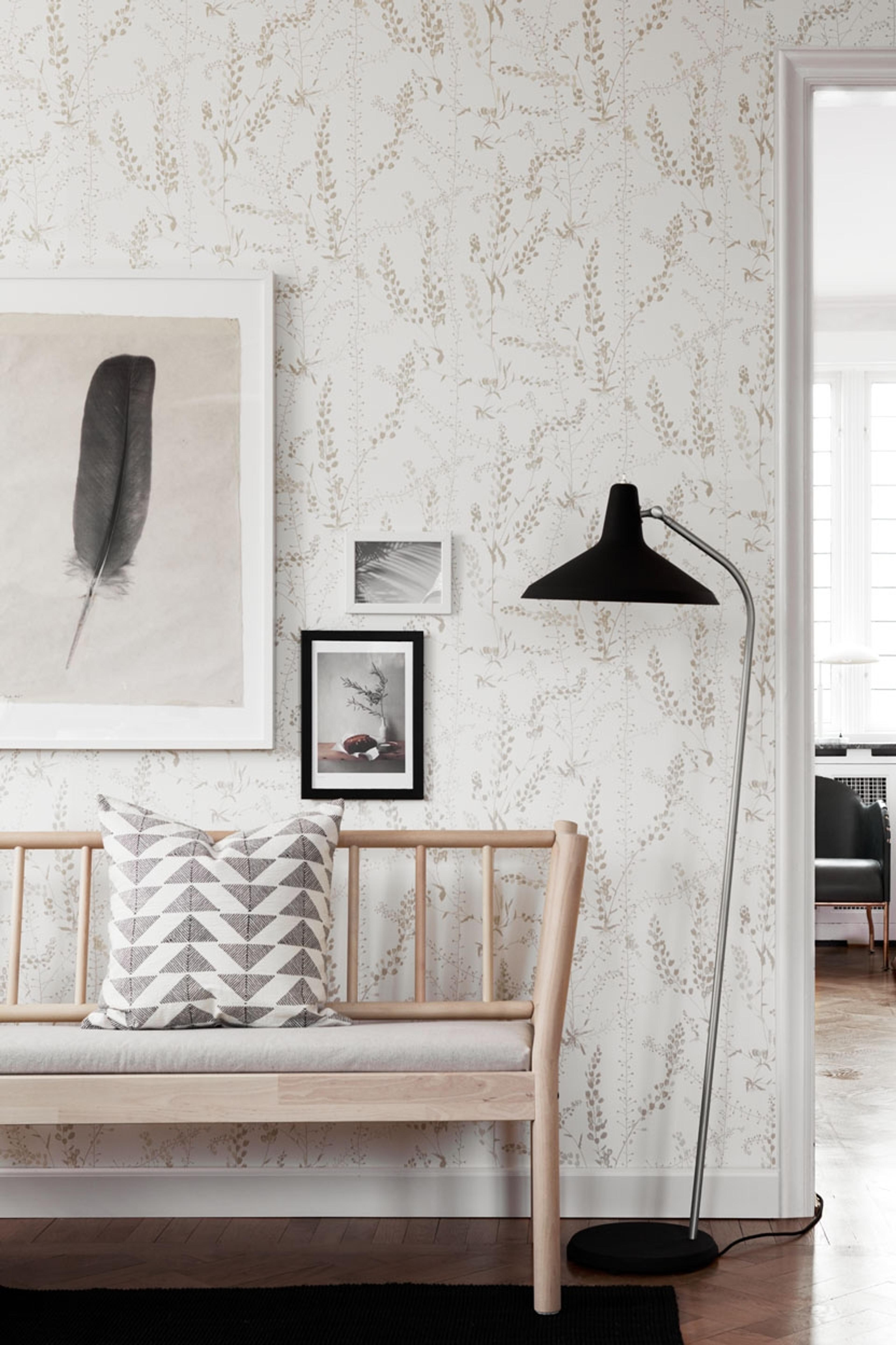 Bladranker tapet från Boråstapeter med botaniskt, retro mönster i vit, brun och beige. Från kollektionen Scandinavian Designers II. Nonwoven-material med förskjuten passning.
