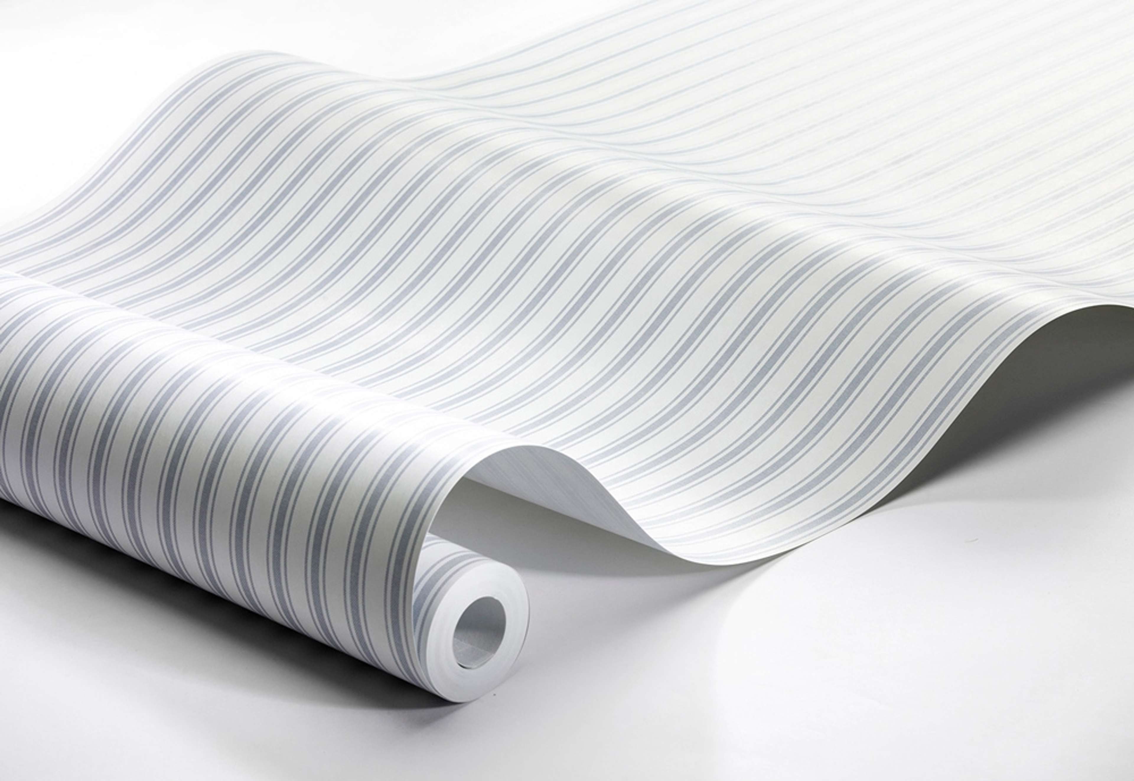 Aspö Stripe tapet från Boråstapeter med randigt mönster i blå. Från kollektionen Marstrand II. Nonwoven-material. Passar i vardagsrum, matsal och arbetsrum.