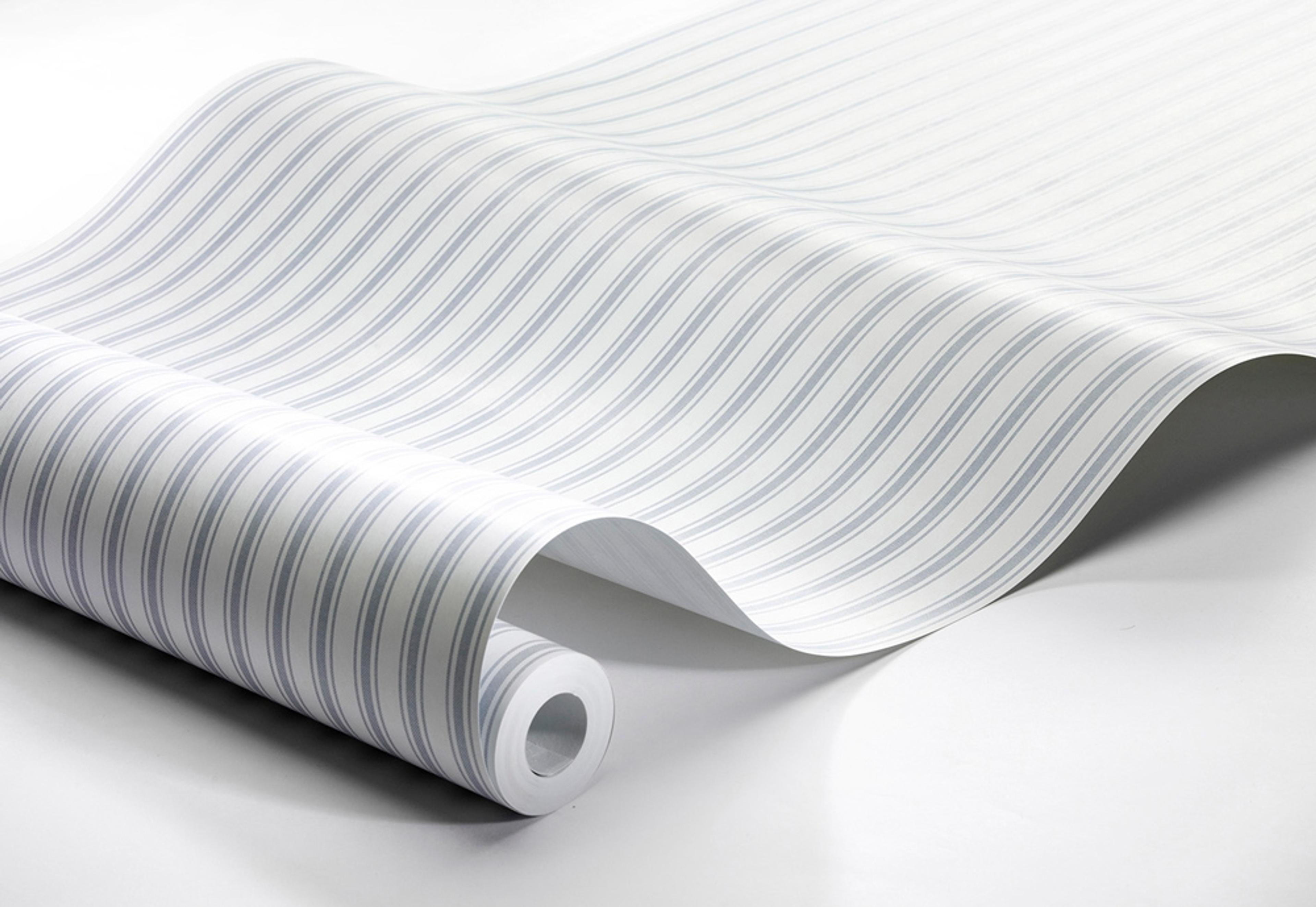 Aspö Stripe tapet från Boråstapeter med randigt mönster i blå. Från kollektionen Marstrand II. Nonwoven-material. Passar i vardagsrum, matsal och arbetsrum.