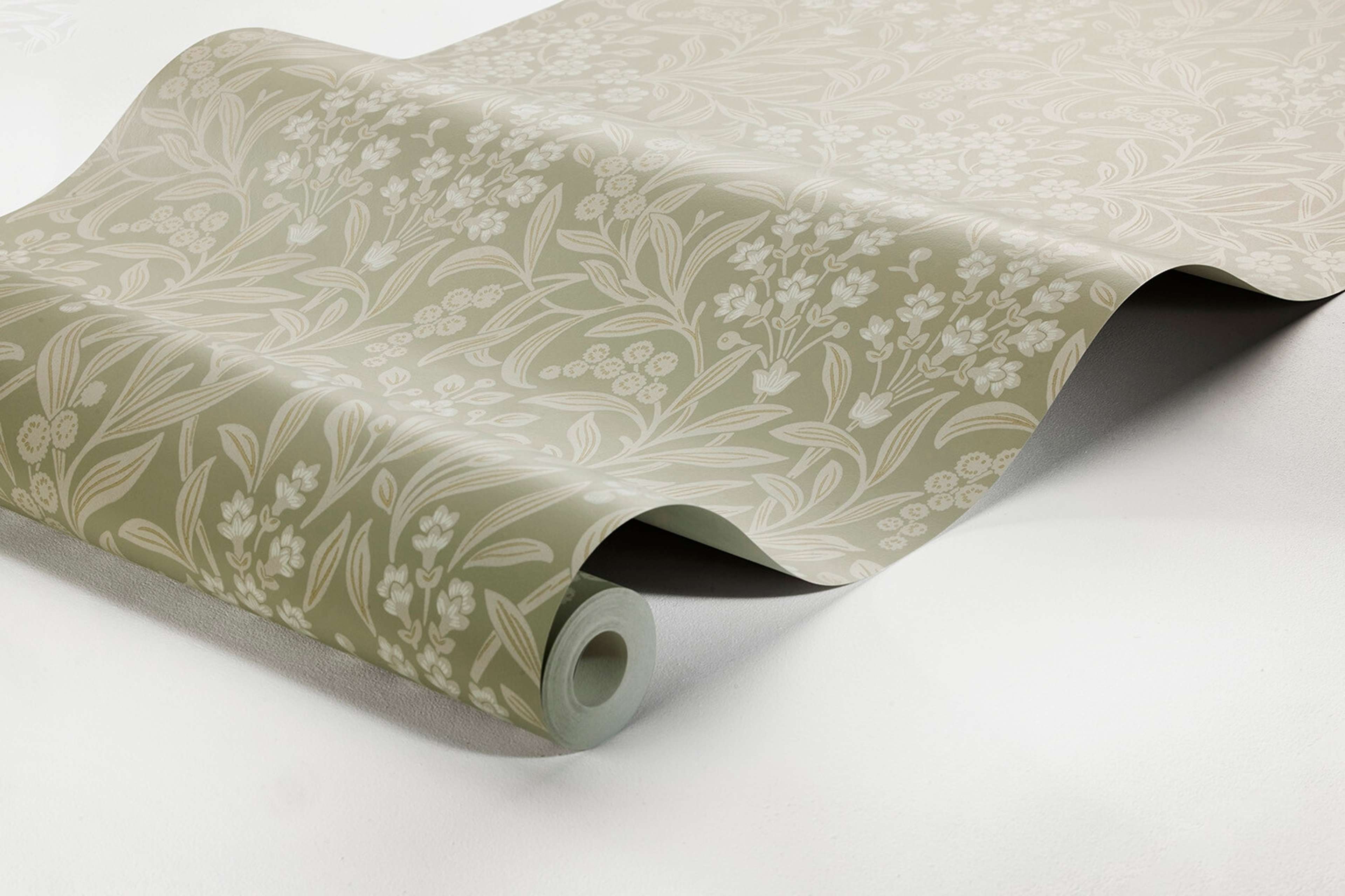 Kryddhyllan tapet med botaniskt, blommigt mönster i grön. Från kollektionen Alla Tiders Hus. Nonwoven-material med rak passning. Passar i vardagsrum, matsal och kök.