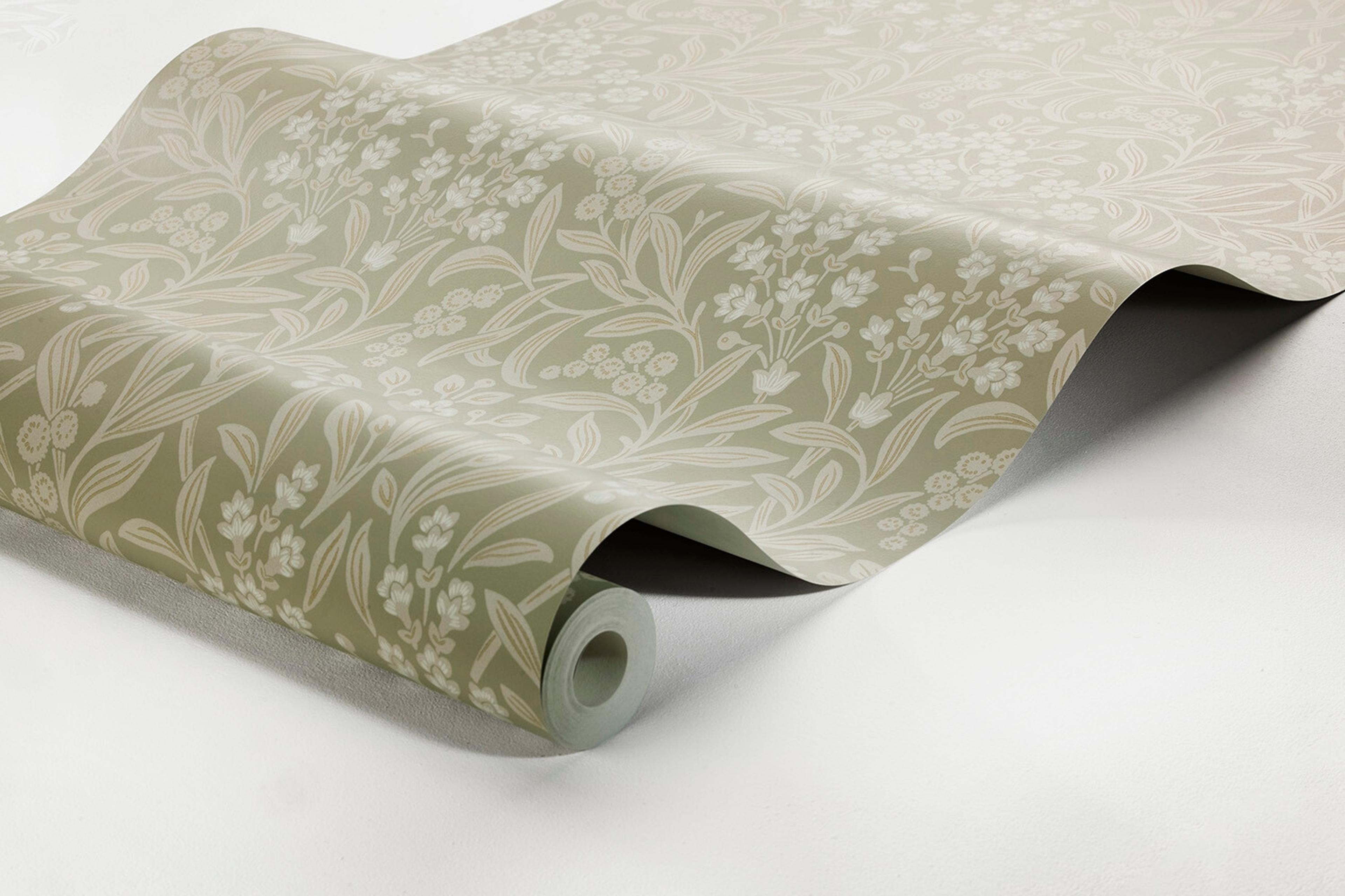 Kryddhyllan tapet med botaniskt, blommigt mönster i grön. Från kollektionen Alla Tiders Hus. Nonwoven-material med rak passning. Passar i vardagsrum, matsal och kök.