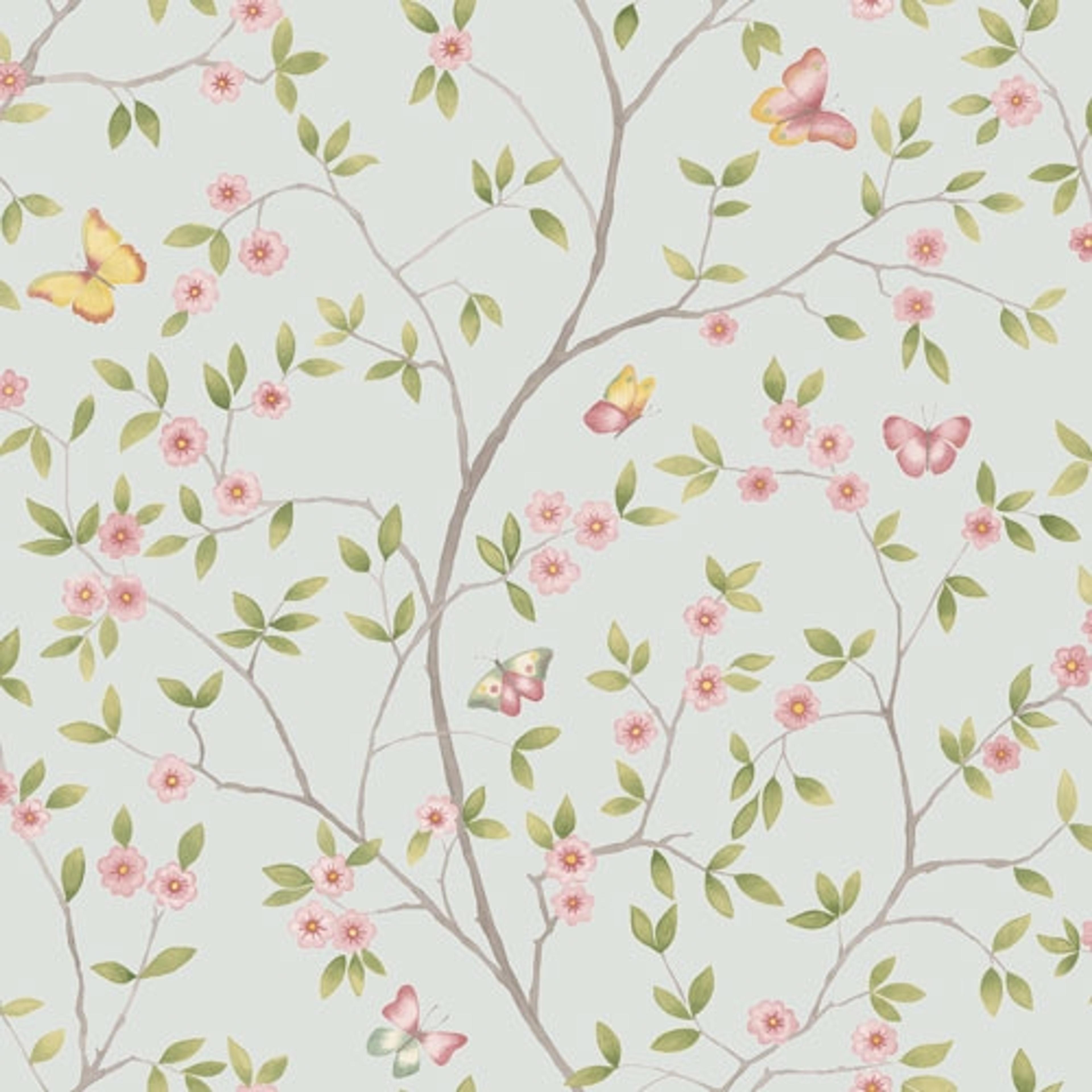 Hilma småblommig, ljusblå tapet från Midbec med blommigt mönster i blå. Från kollektionen Blomstermåla. Nonwoven-material med förskjuten passning.