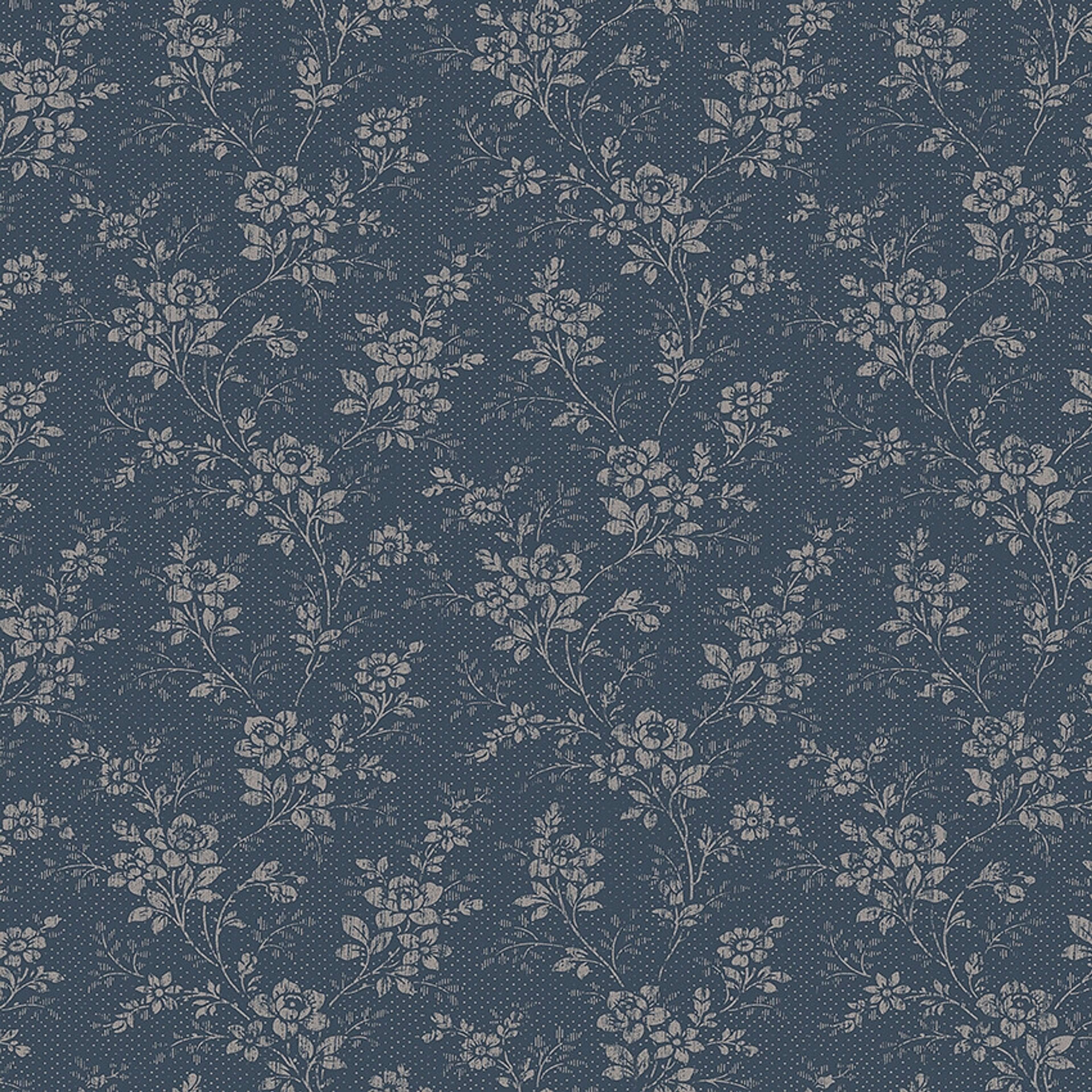 Hip Rose tapet från Boråstapeter med blommigt mönster i blå. Från kollektionen Woodland. Nonwoven-material med förskjuten passning. Country, city-stil.