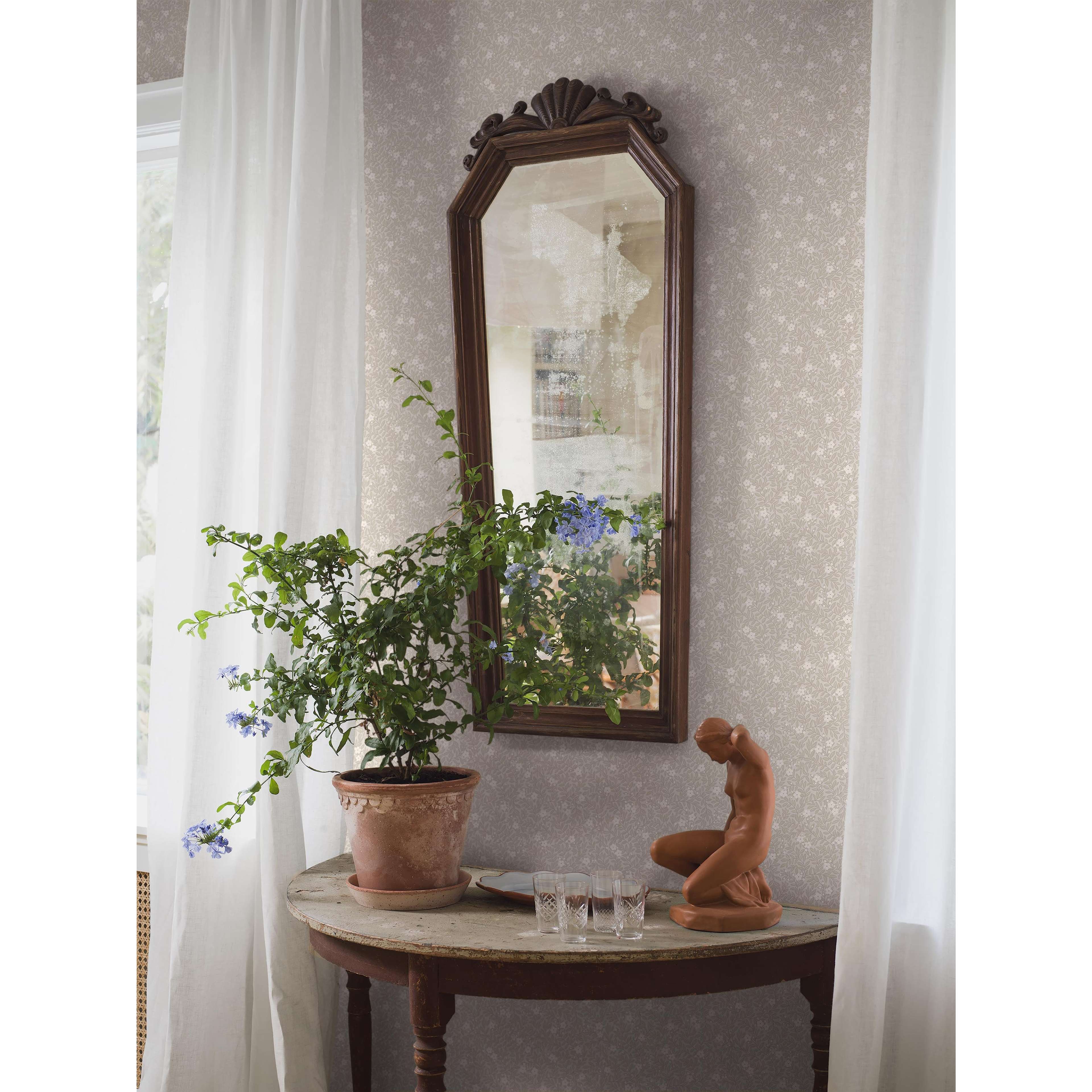 Myrten beige, tapet tapet med botaniskt, blommigt mönster i beige. Från kollektionen Orangeri. Nonwoven-material med rak passning. Passar i arbetsrum.