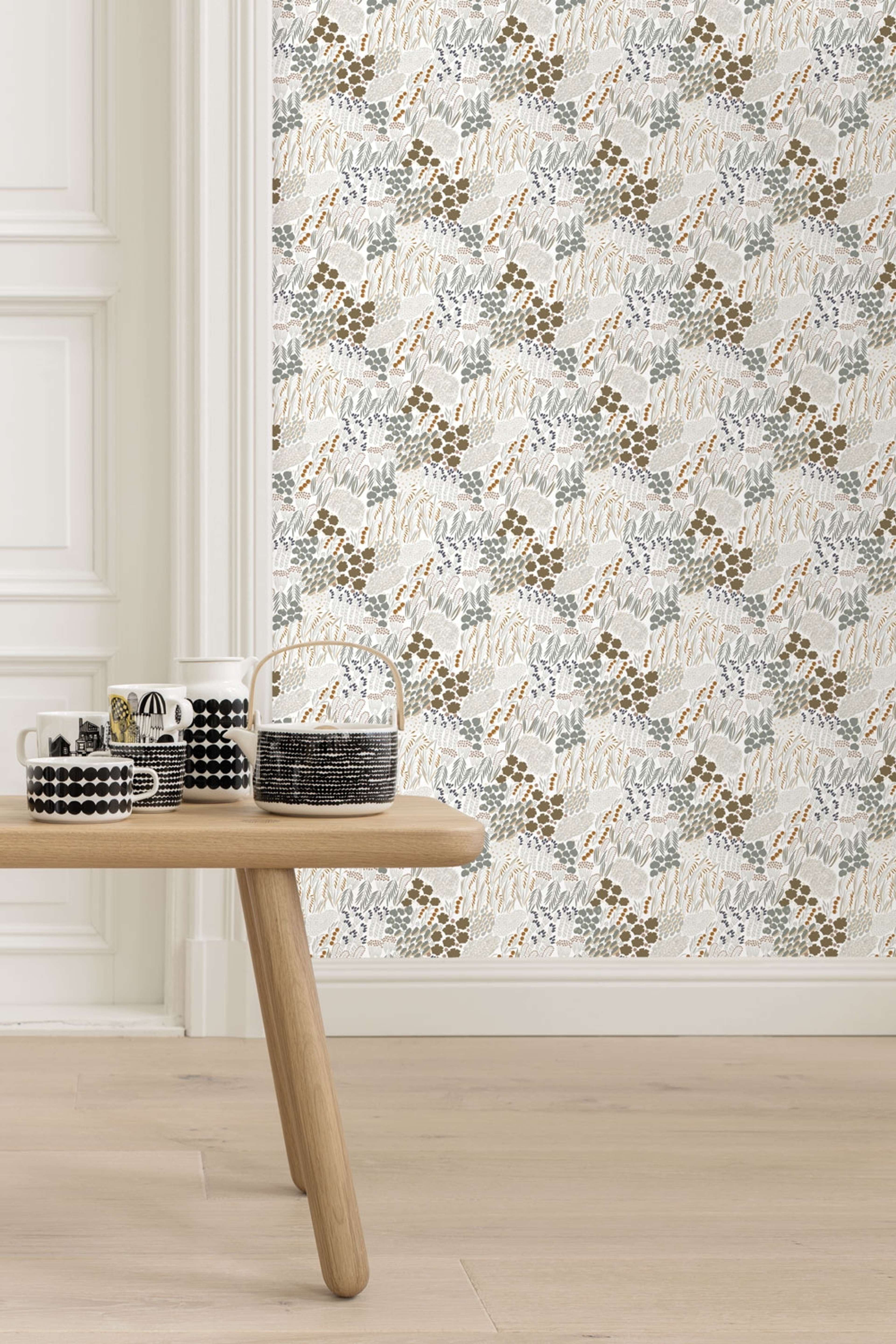 Pieni Letto tapet med blommigt mönster i vit. Från kollektionen Marimekko 6. Nonwoven-material med rak passning.