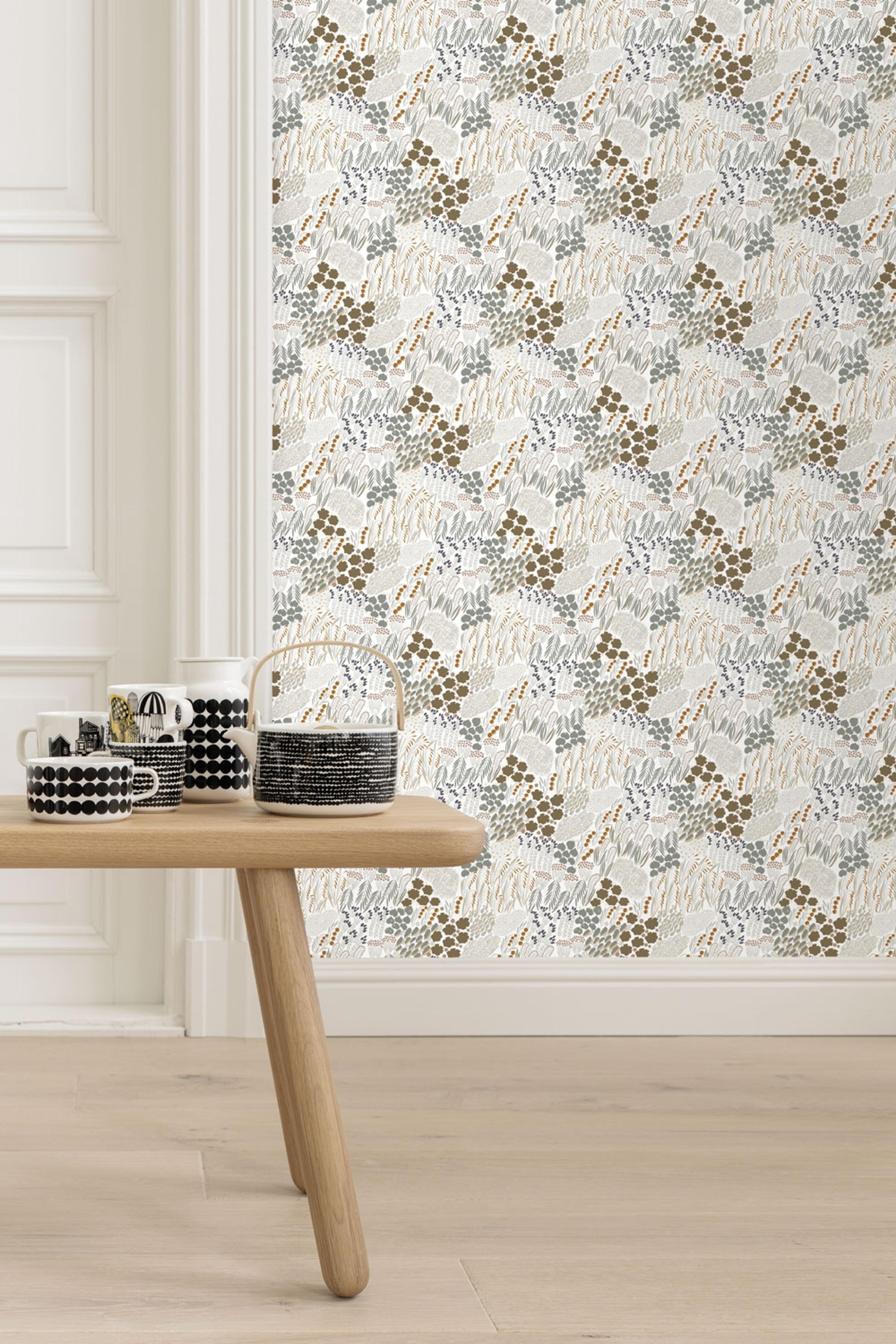 Pieni Letto tapet med blommigt mönster i vit. Från kollektionen Marimekko 6. Nonwoven-material med rak passning.