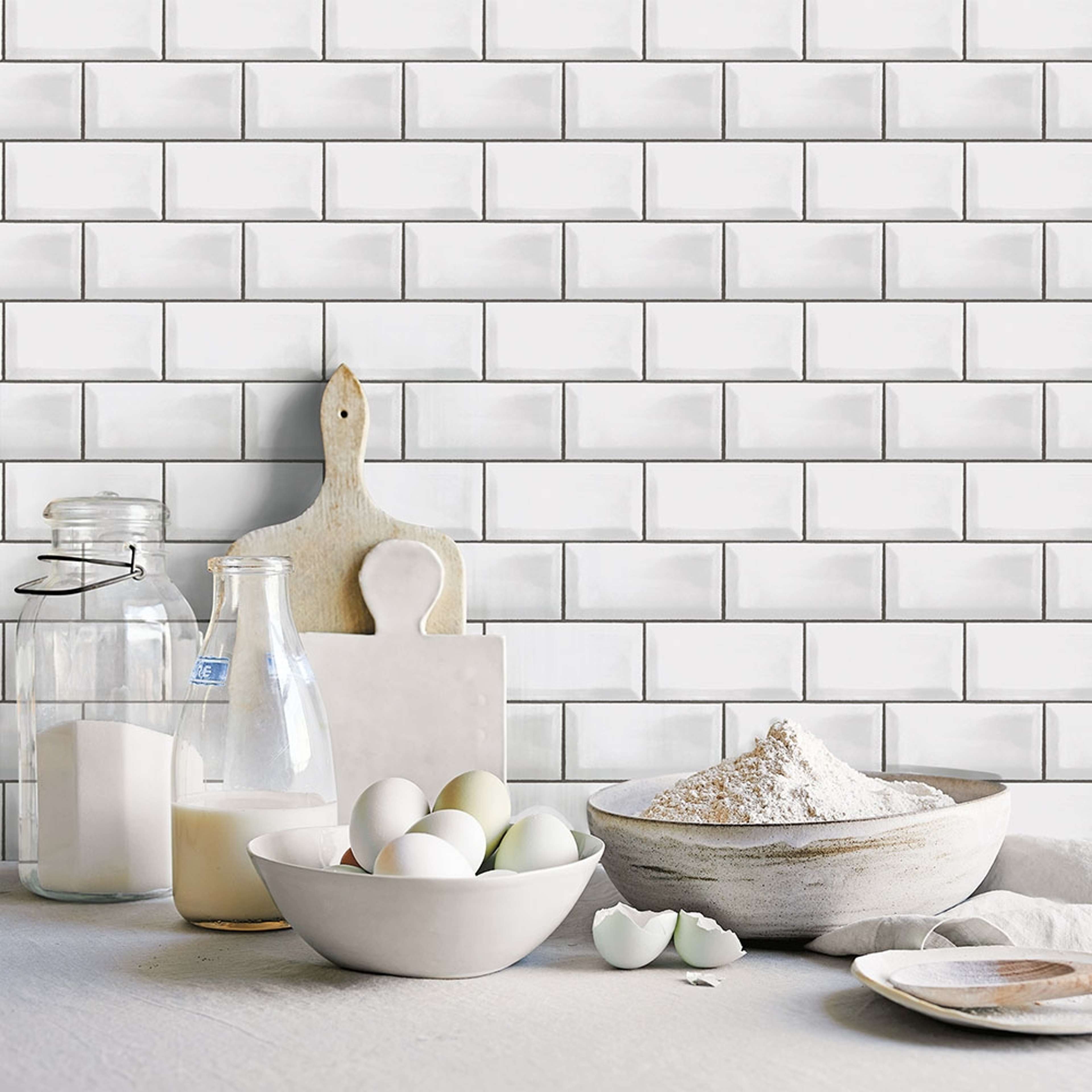 Metro Tile tapet i vit och svart. Från kollektionen Just Kitchens. Nonwoven-material med rak passning.