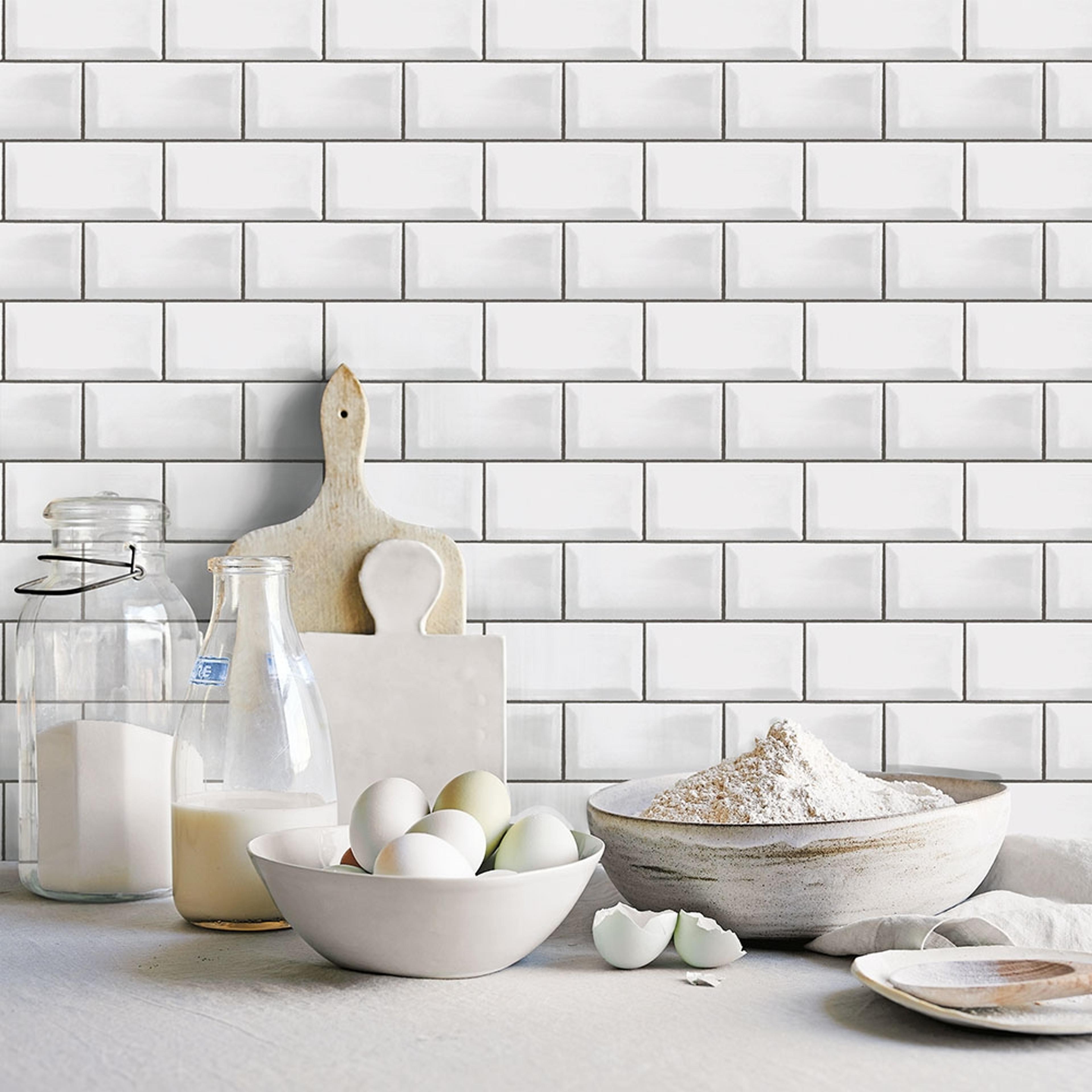 Metro Tile tapet i vit och svart. Från kollektionen Just Kitchens. Nonwoven-material med rak passning.