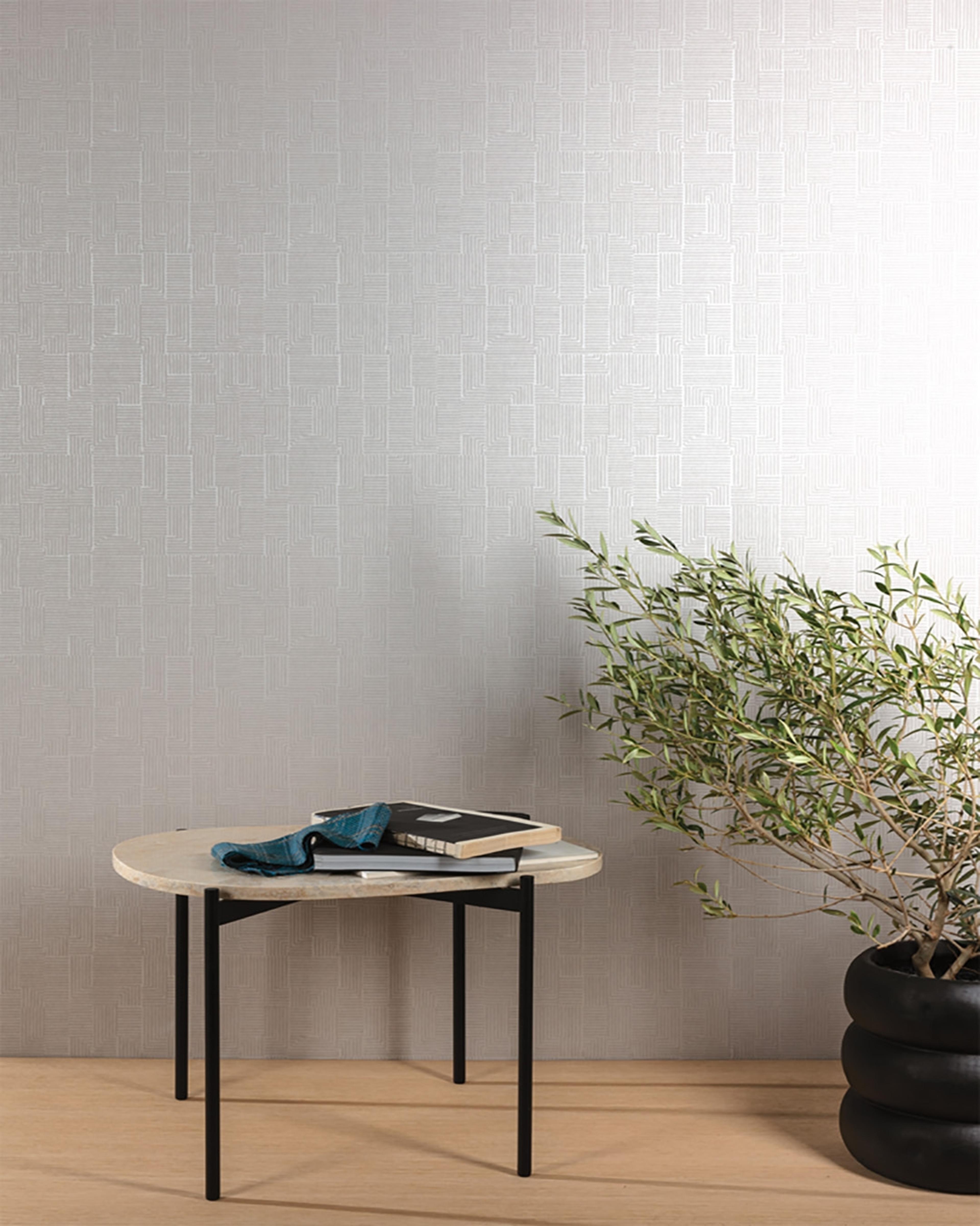 Manzoni, beige tapet tapet med geometriskt mönster i beige. Från kollektionen Aquila. Nonwoven-material med förskjuten passning.