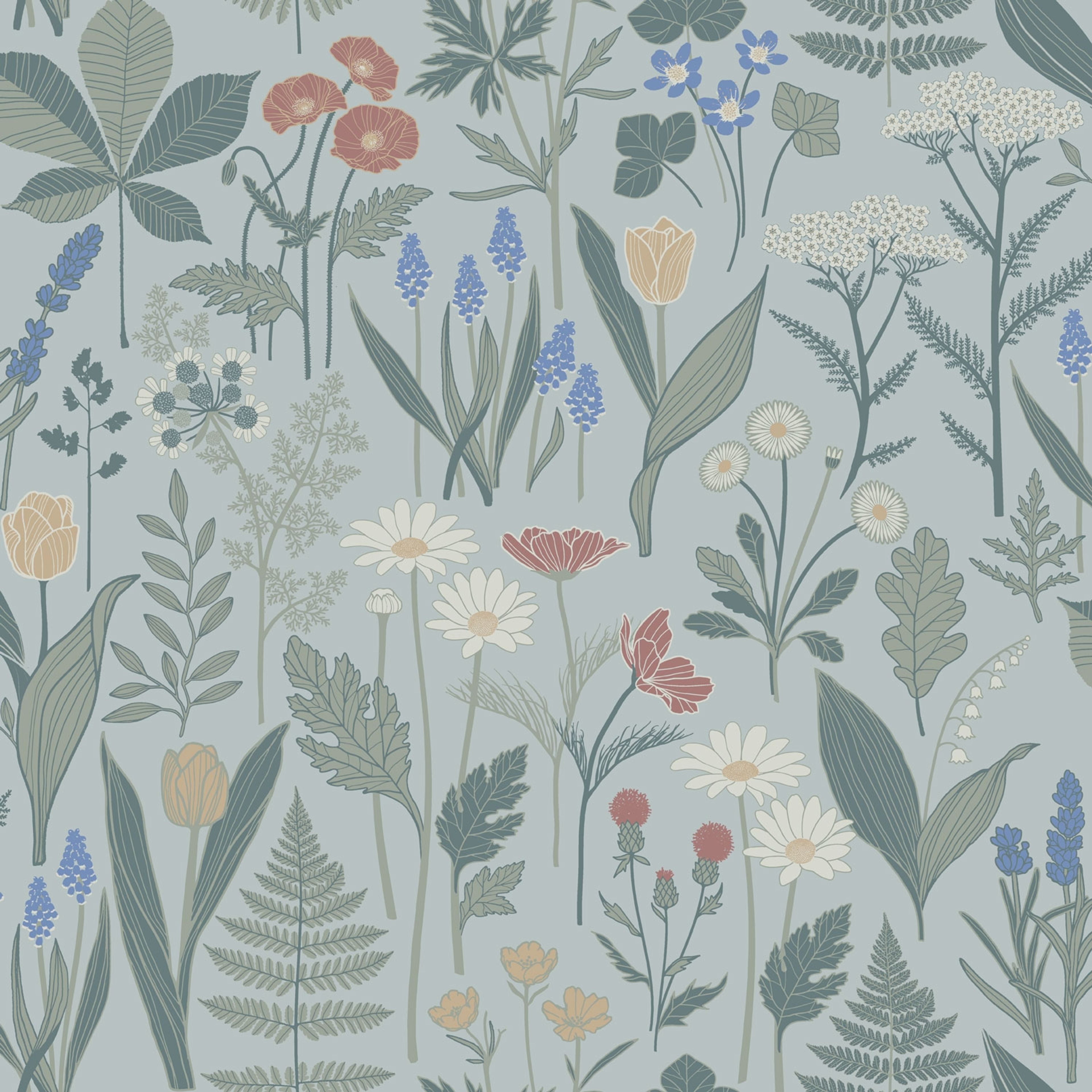 Elsa, ljusblå tapet tapet med blommigt mönster i blå. Från kollektionen Örtagård. Nonwoven-material med förskjuten passning. Country-stil.