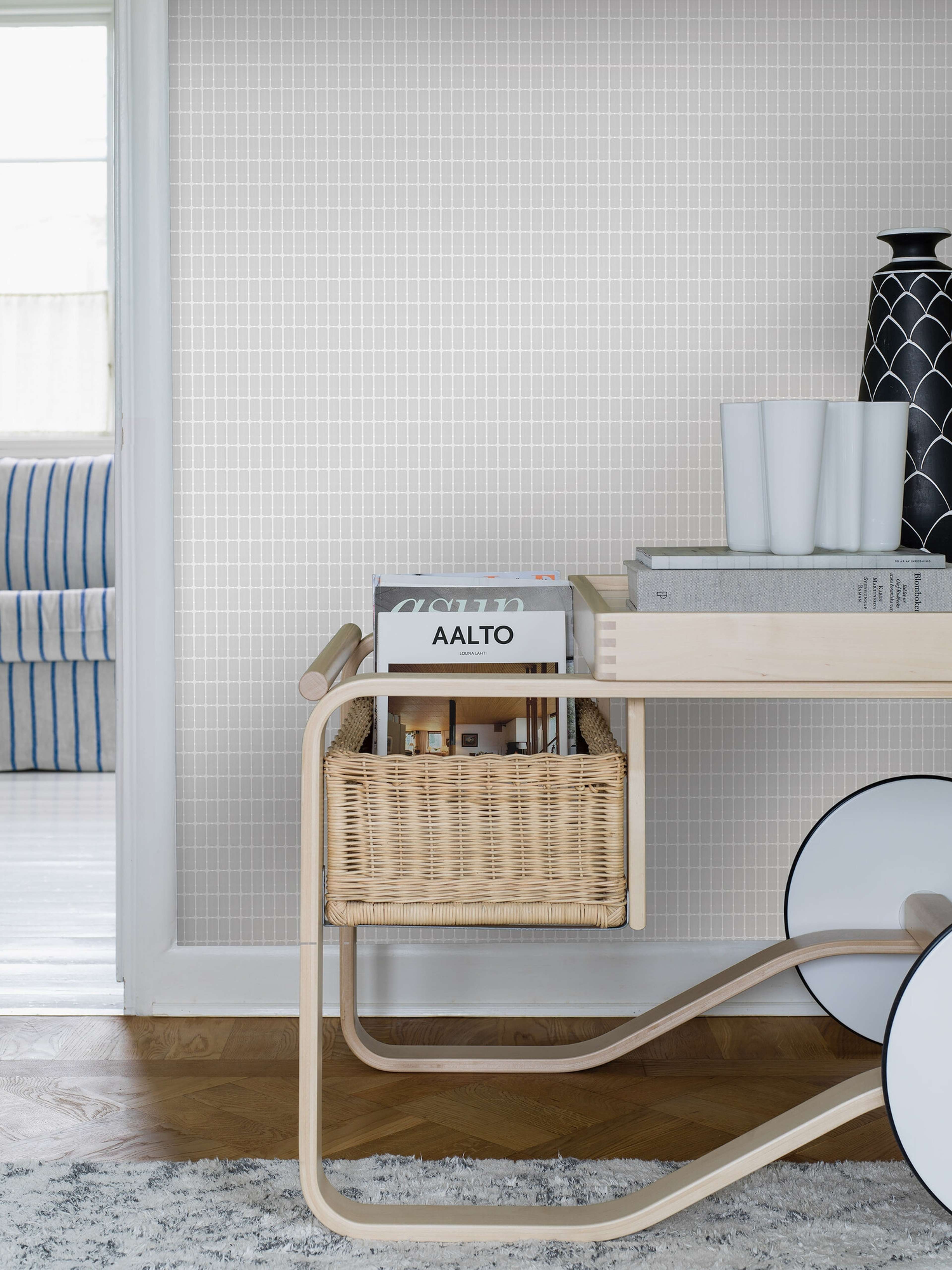 Alvar Aalto M.I.T tapet med rutigt, retro mönster i grå. Från kollektionen Scandinavian Designers III. Nonwoven-material med rak passning.