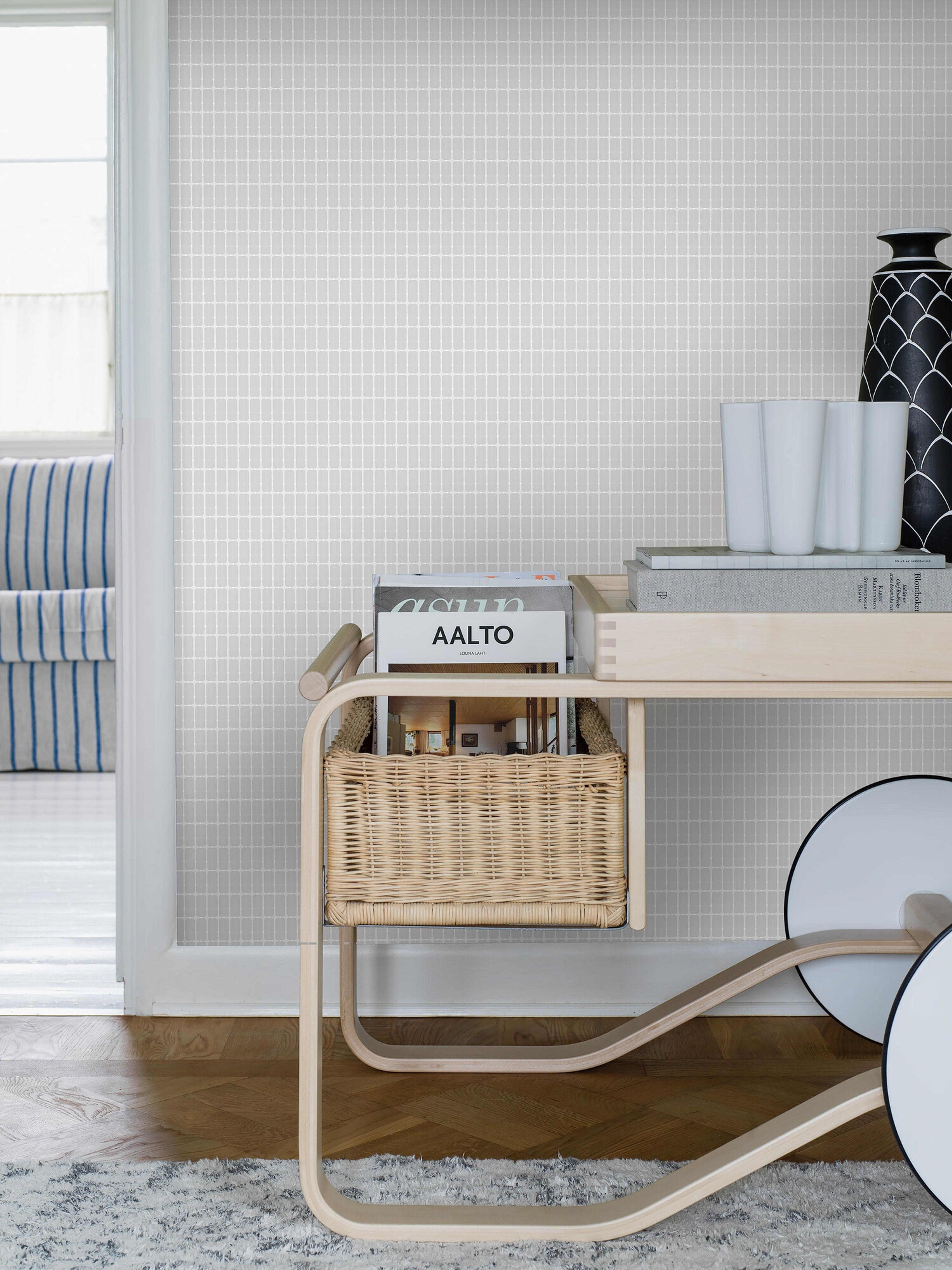 Alvar Aalto M.I.T tapet med rutigt, retro mönster i grå. Från kollektionen Scandinavian Designers III. Nonwoven-material med rak passning.