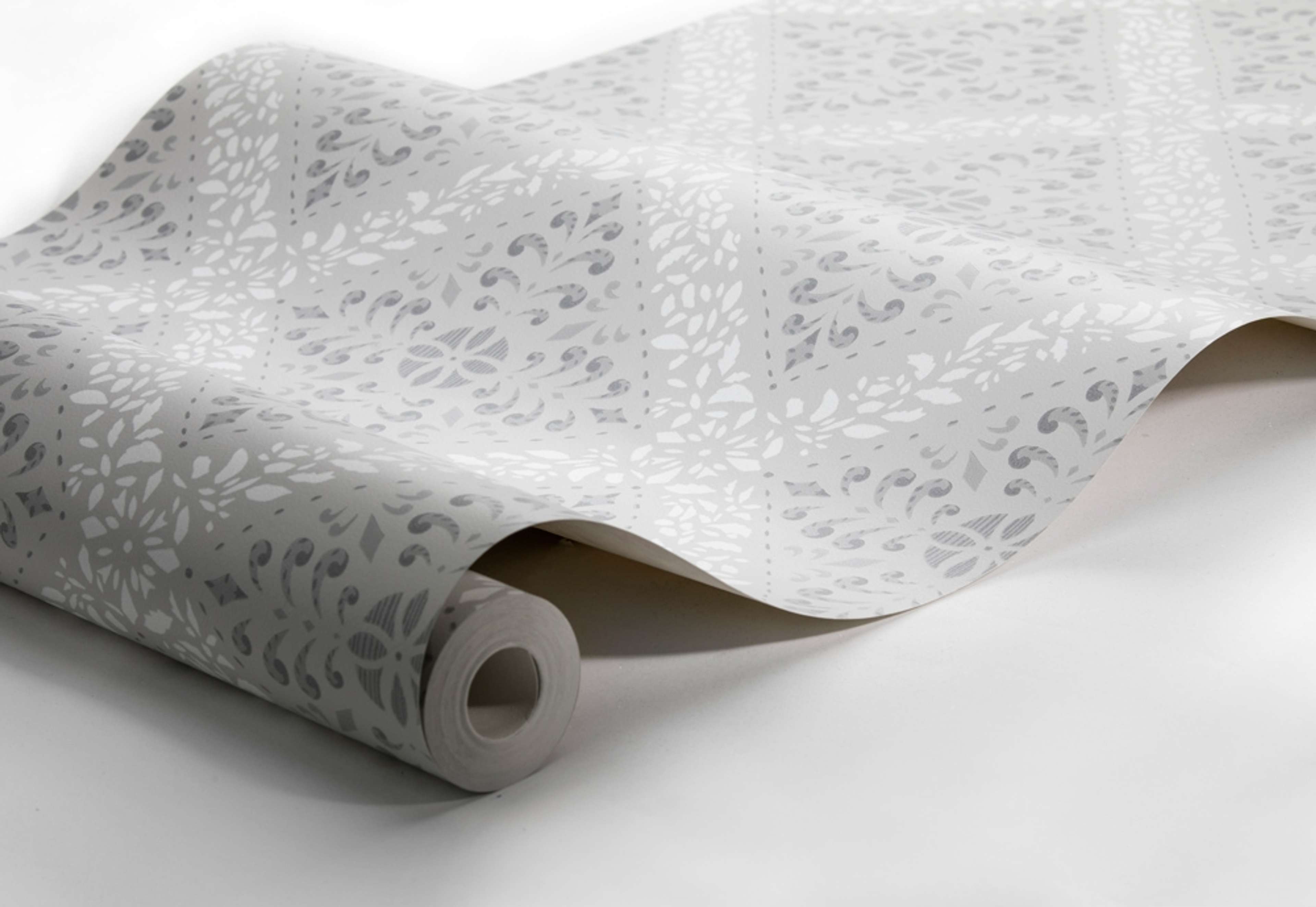 Nyborg tapet från Boråstapeter med geometriskt, blommigt mönster i grå. Från kollektionen anno. Nonwoven-material med rak passning. Country-stil. Passar i sovrum och matsal.
