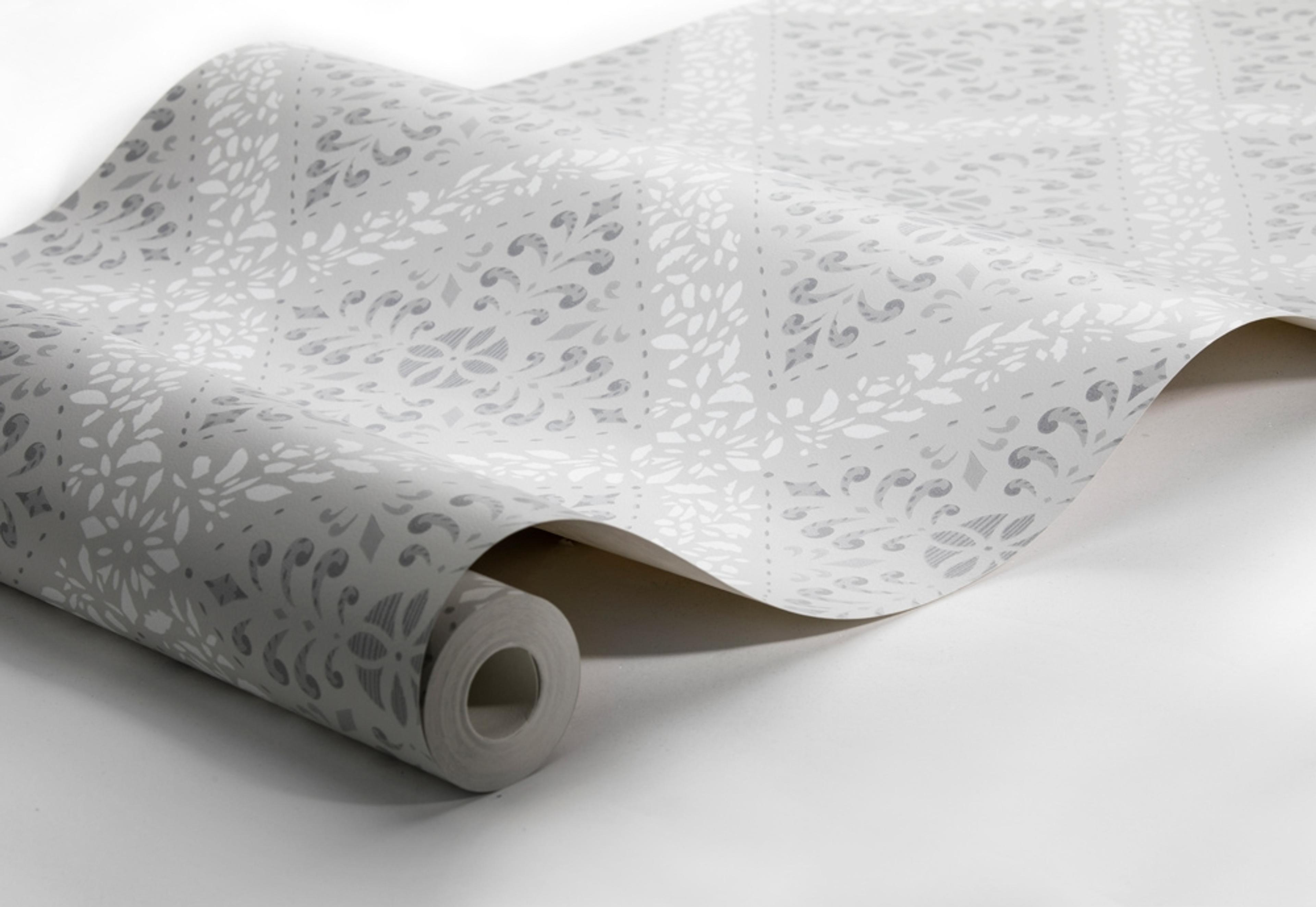 Nyborg tapet från Boråstapeter med geometriskt, blommigt mönster i grå. Från kollektionen anno. Nonwoven-material med rak passning. Country-stil. Passar i sovrum och matsal.