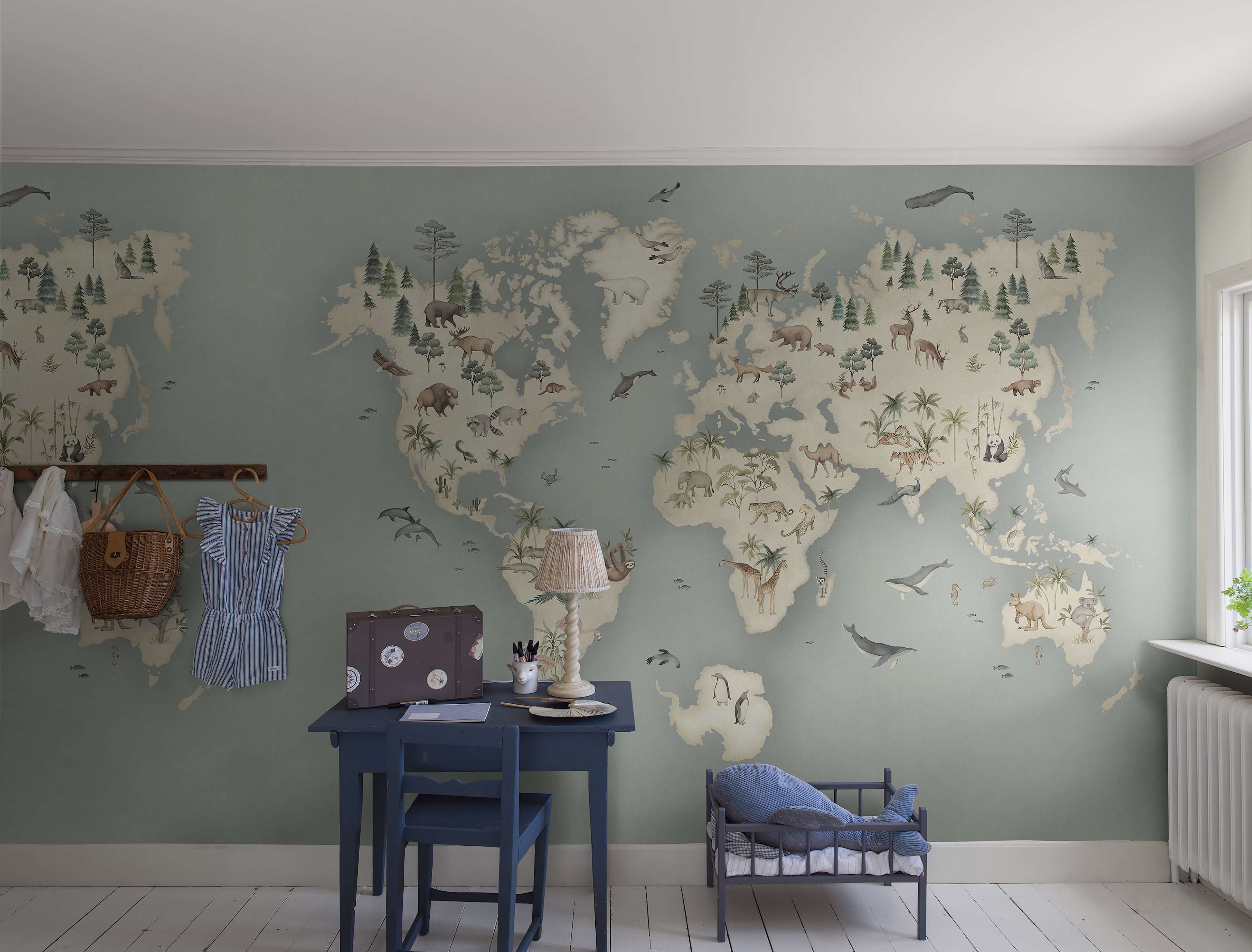 Little Explorer Mural, tapet tapet med stormönstrat, djur, barnrum mönster i blå. Från kollektionen Newbie II Wallpaper. Nonwoven-material med rak passning. Passar i barnrum.