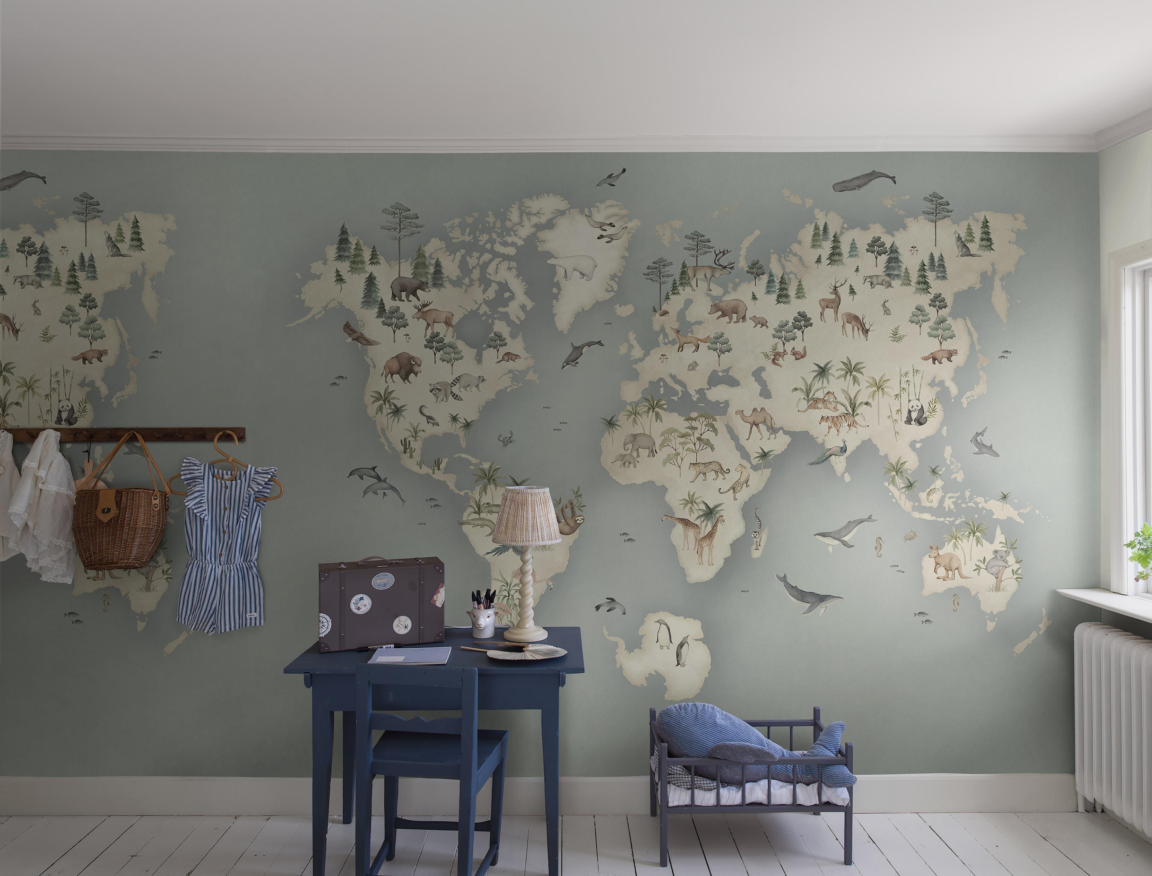 Little Explorer Mural, tapet tapet med stormönstrat, djur, barnrum mönster i blå. Från kollektionen Newbie II Wallpaper. Nonwoven-material med rak passning. Passar i barnrum.