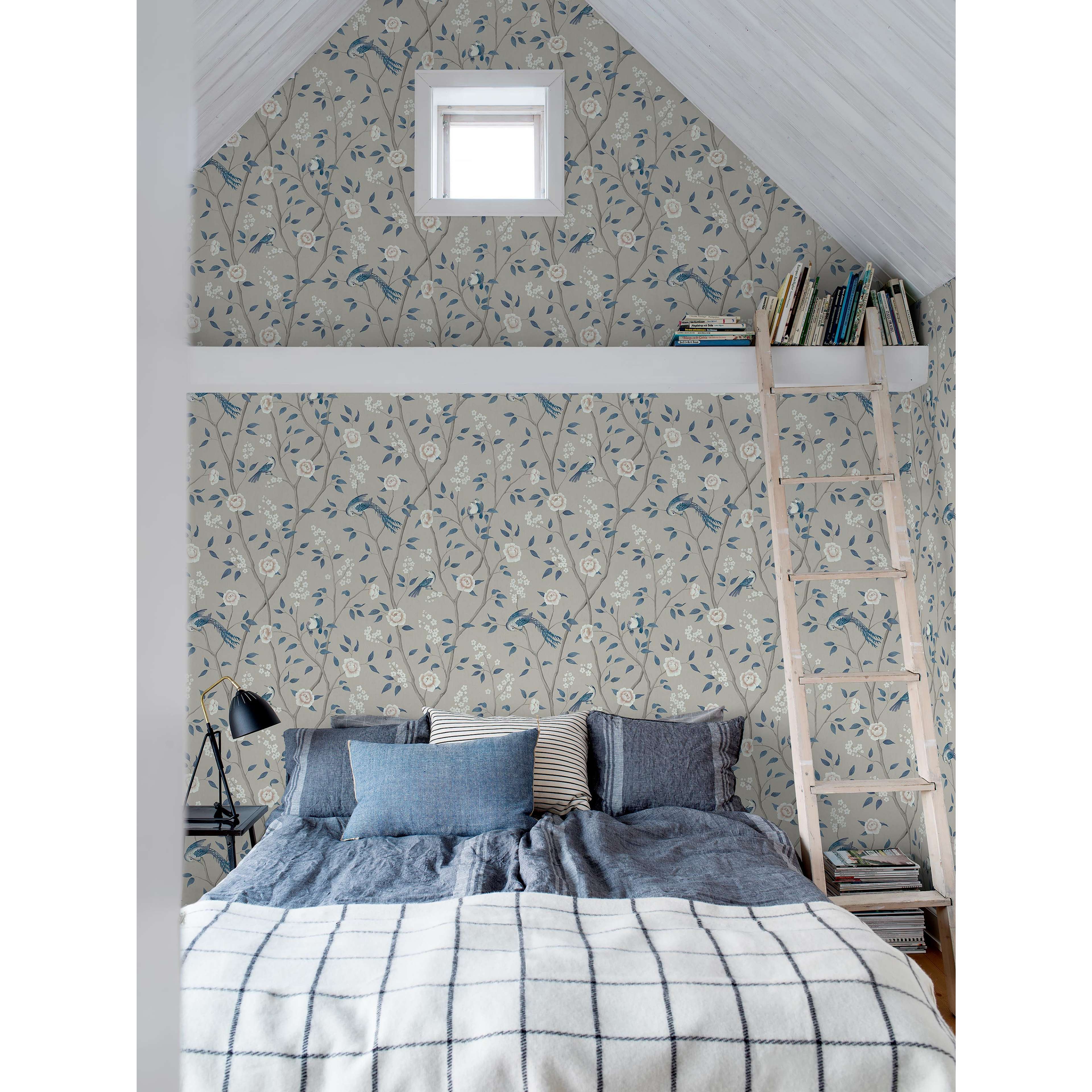 Paradise Birds, tapet tapet med blommigt, naturochlandskap mönster i vit och blå. Från kollektionen Blue & White. Nonwoven-material med förskjuten passning. Passar i sovrum.