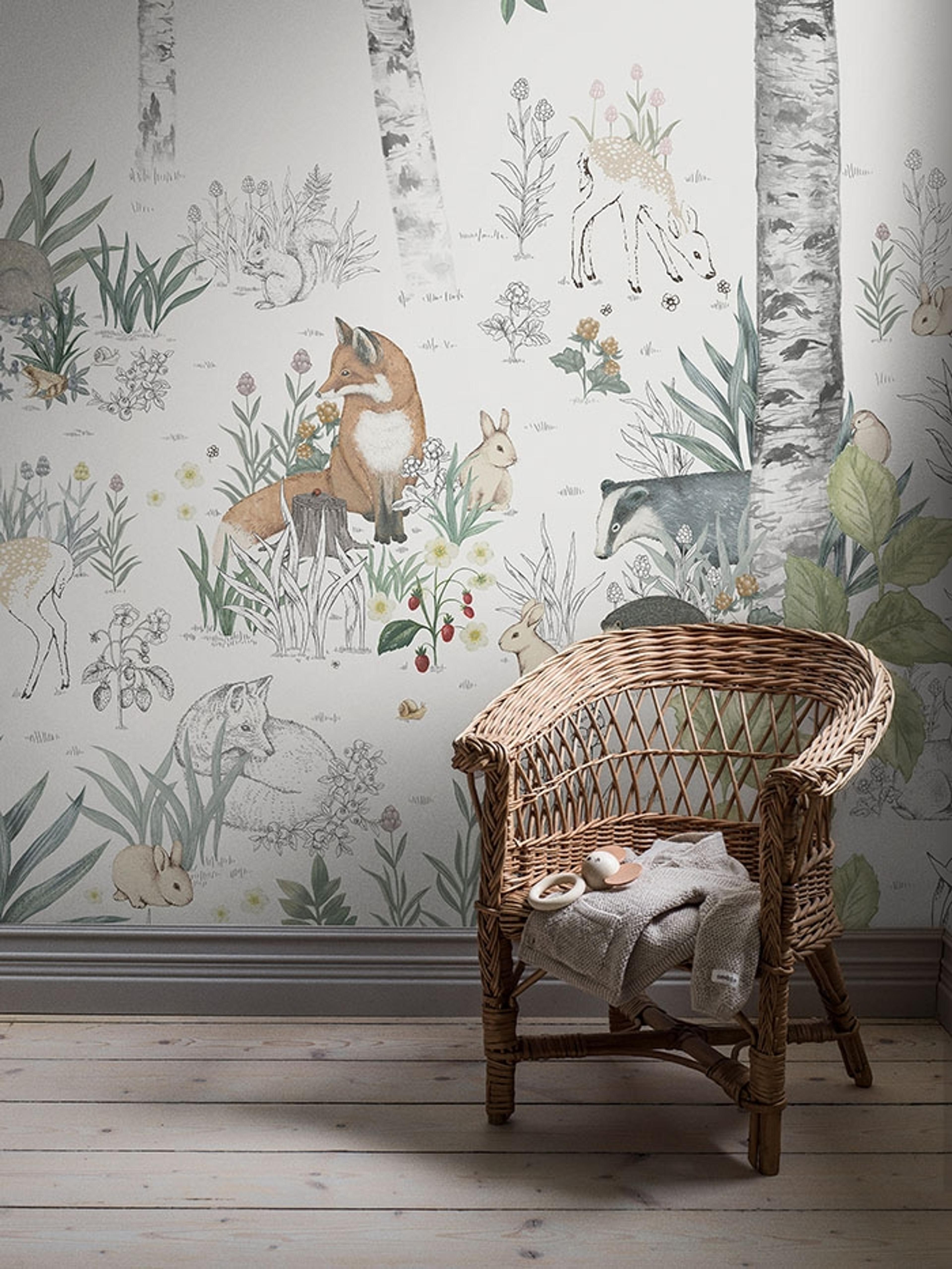 Magic Forest Mural, tapet tapet från Boråstapeter med djur, barnrum mönster i vit. Från kollektionen Newbie II Wallpaper. Nonwoven-material med rak passning. Passar i barnrum.