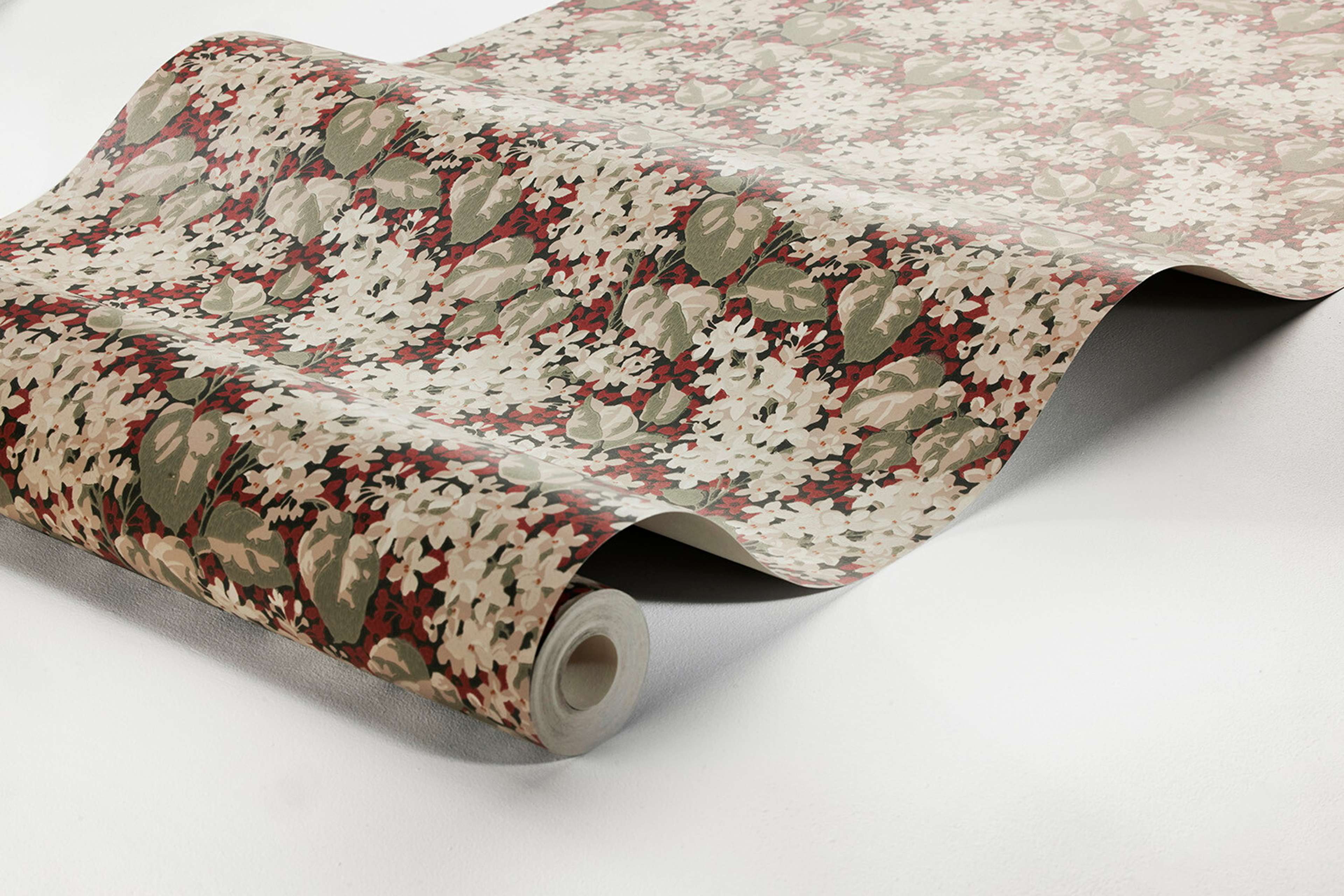 Aratorp tapet med blommigt mönster i röd. Från kollektionen Alla Tiders Hus. Nonwoven-material med förskjuten passning. Passar i vardagsrum, matsal och kök.