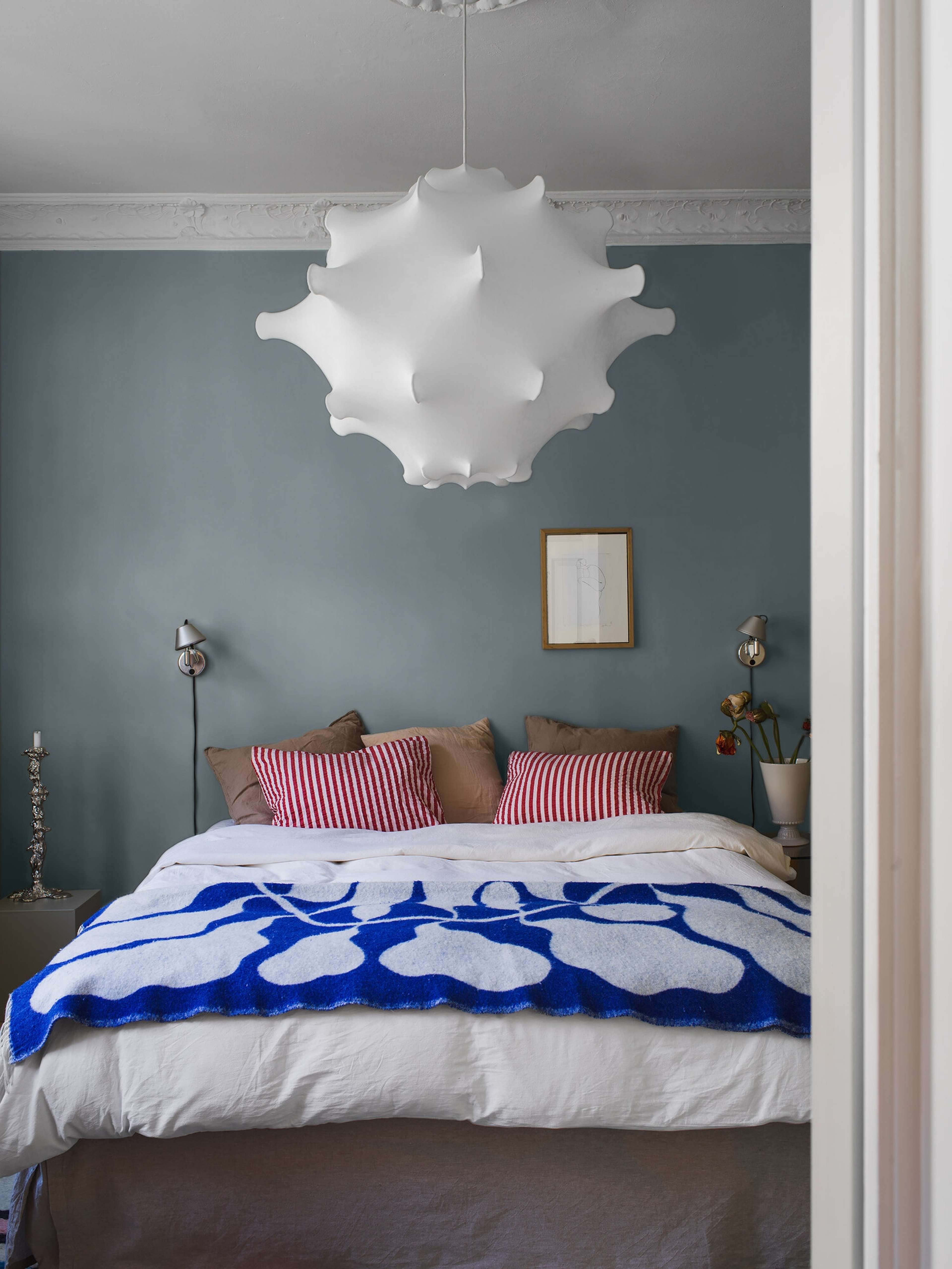 Luna Blue tapet enfärgad i blå. Från kollektionen Pigment. Nonwoven-material.