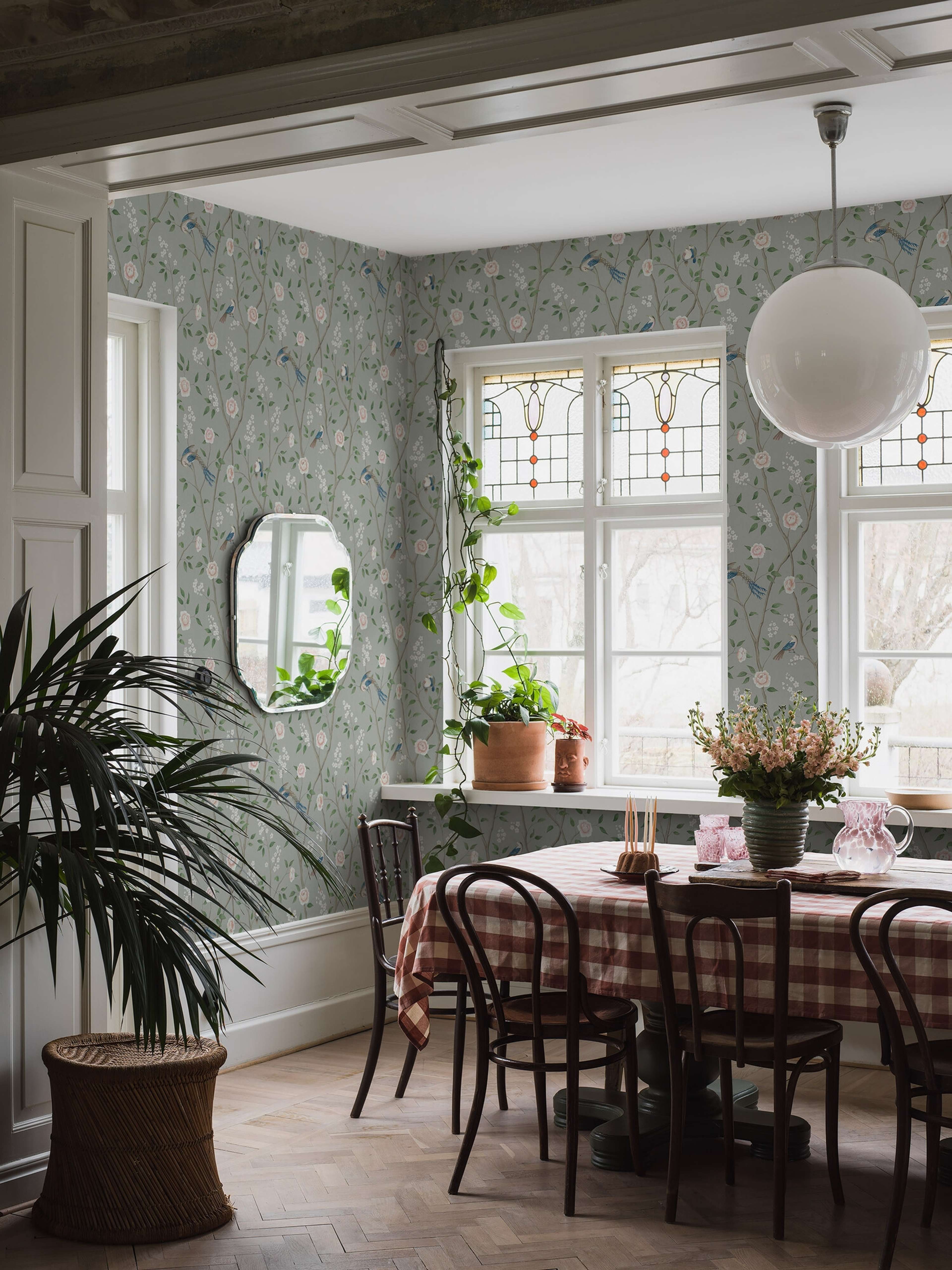 Paradise Birds tapet tapet från Boråstapeter med djur, blommigt mönster i turkos. Från kollektionen Dreamy Escape. Nonwoven-material med förskjuten passning. City-stil. Passar i vardagsrum och matsal.