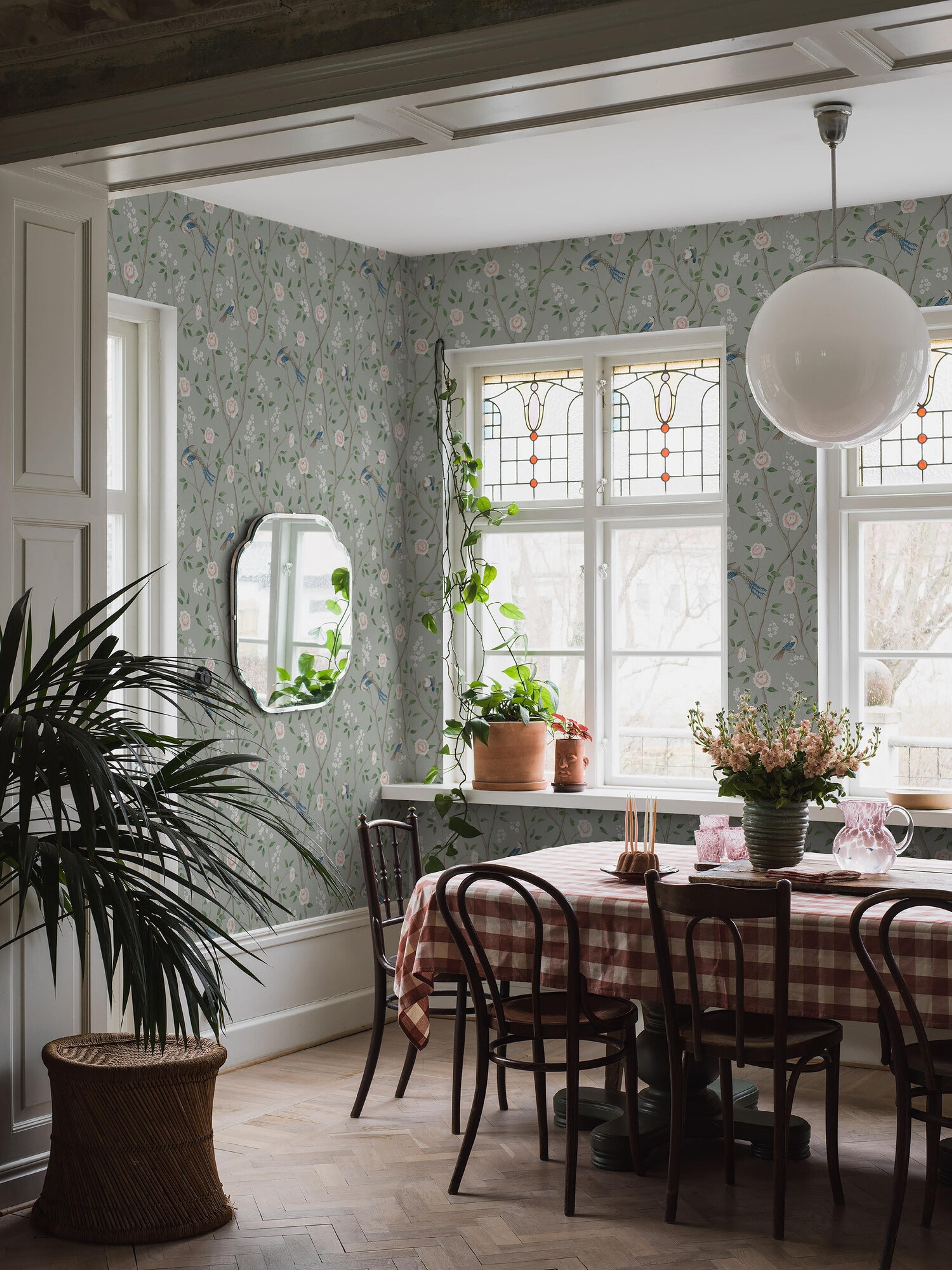 Paradise Birds tapet tapet från Boråstapeter med djur, blommigt mönster i turkos. Från kollektionen Dreamy Escape. Nonwoven-material med förskjuten passning. City-stil. Passar i vardagsrum och matsal.
